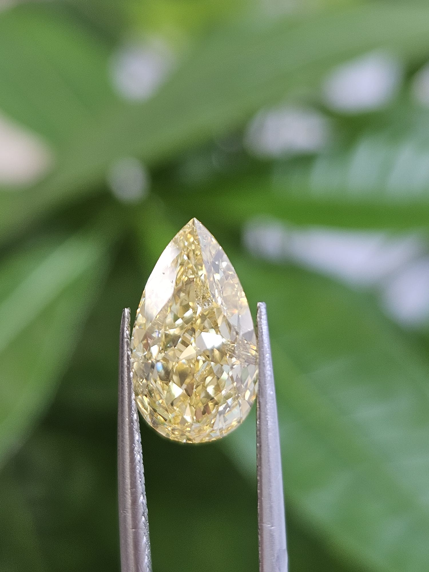 IGI 3.01CT PEAR FANCY VIVID YELLOW VS2