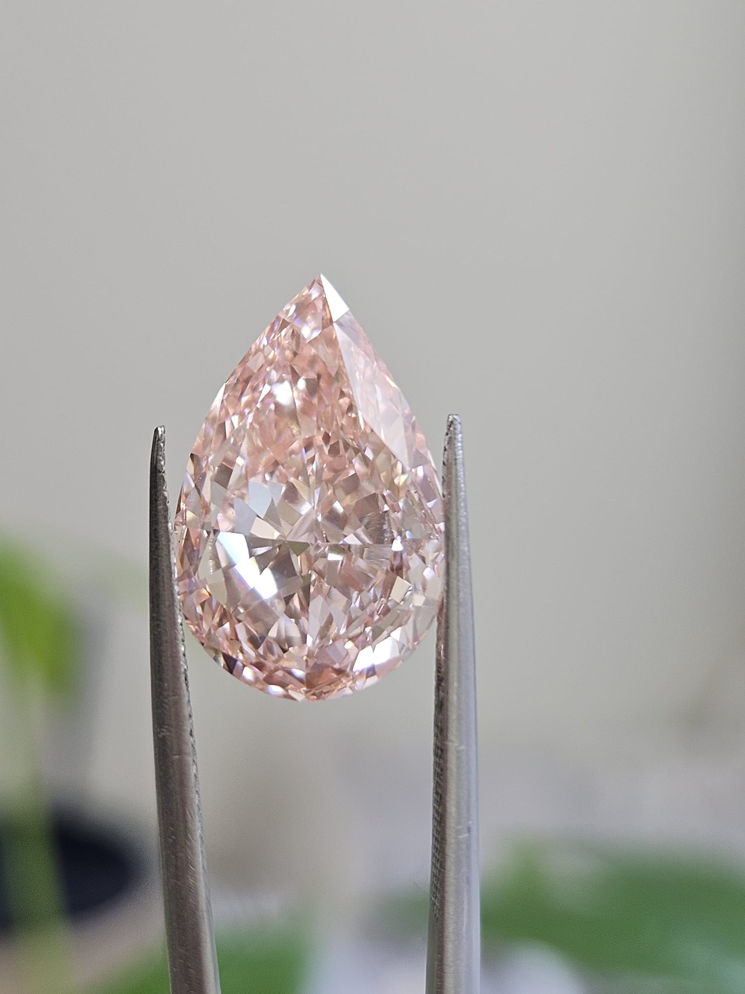 IGI 7.40CT HEART FANCY VIVID PINK VS1