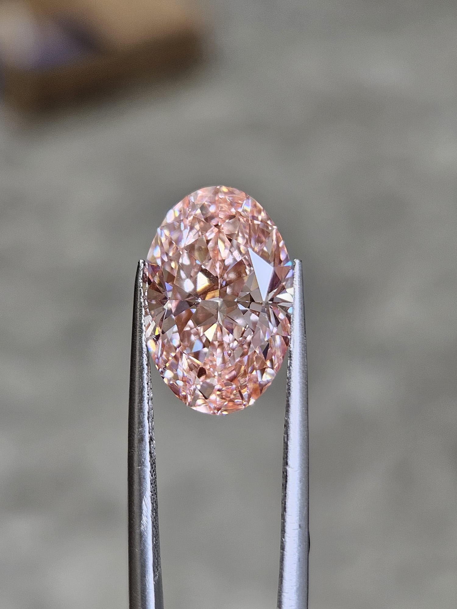 IGI 4.16CT OVAL FANCY VIVID PINK VVS2