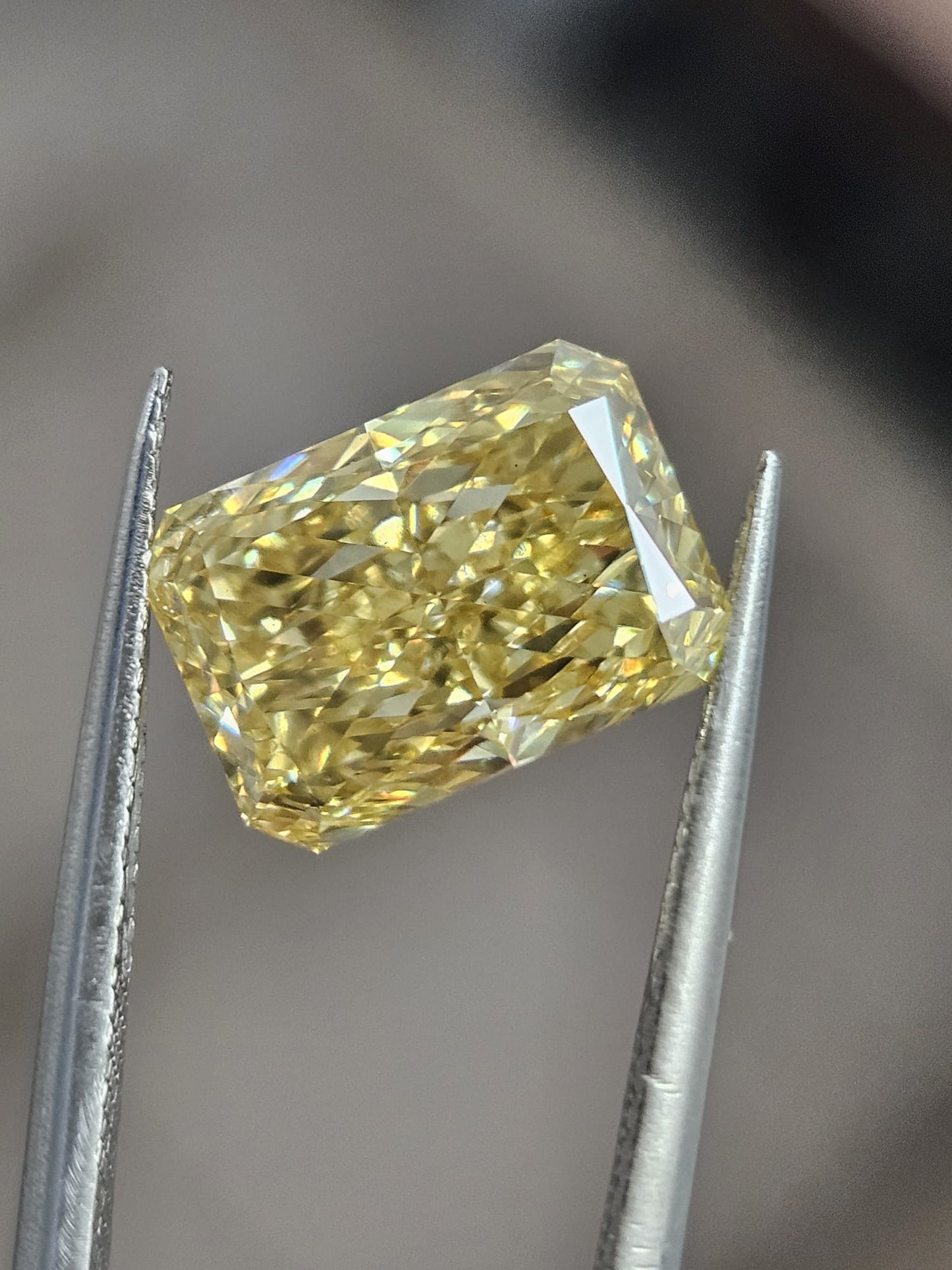 IGI 3.25CT RADIANT FANCY VIVID YELLOW VS1
