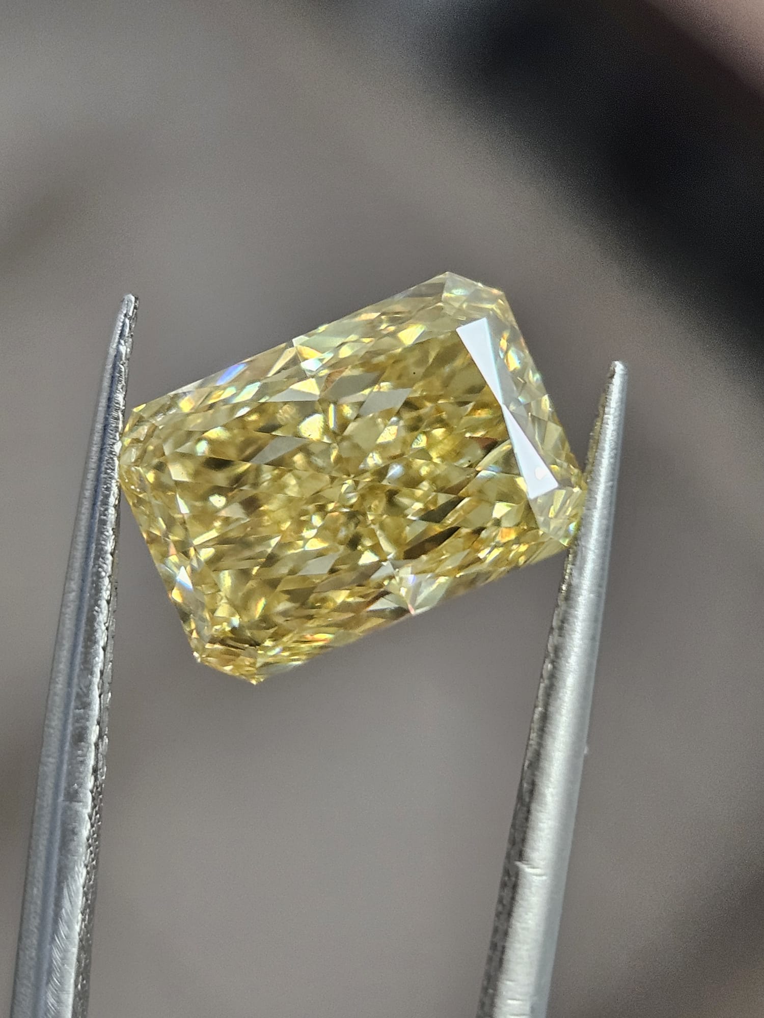 IGI 3.25CT RADIANT FANCY VIVID YELLOW VS1