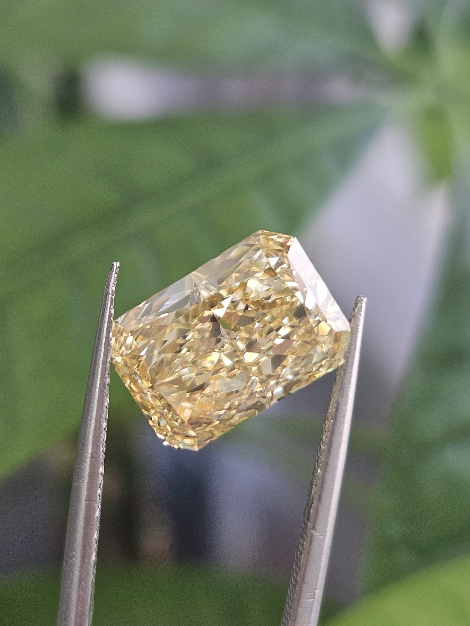 IGI 4.53CT RADIANT FANCY VIVID YELLOW VS1