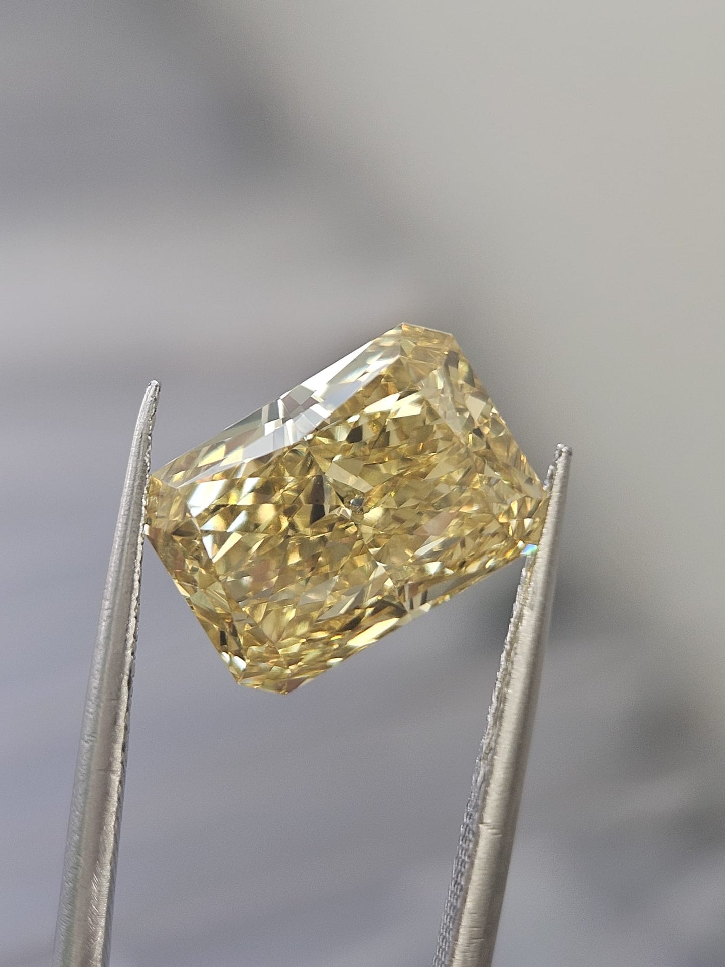 IGI 4.73CT RADIANT FANCY VIVID YELLOW VVS2