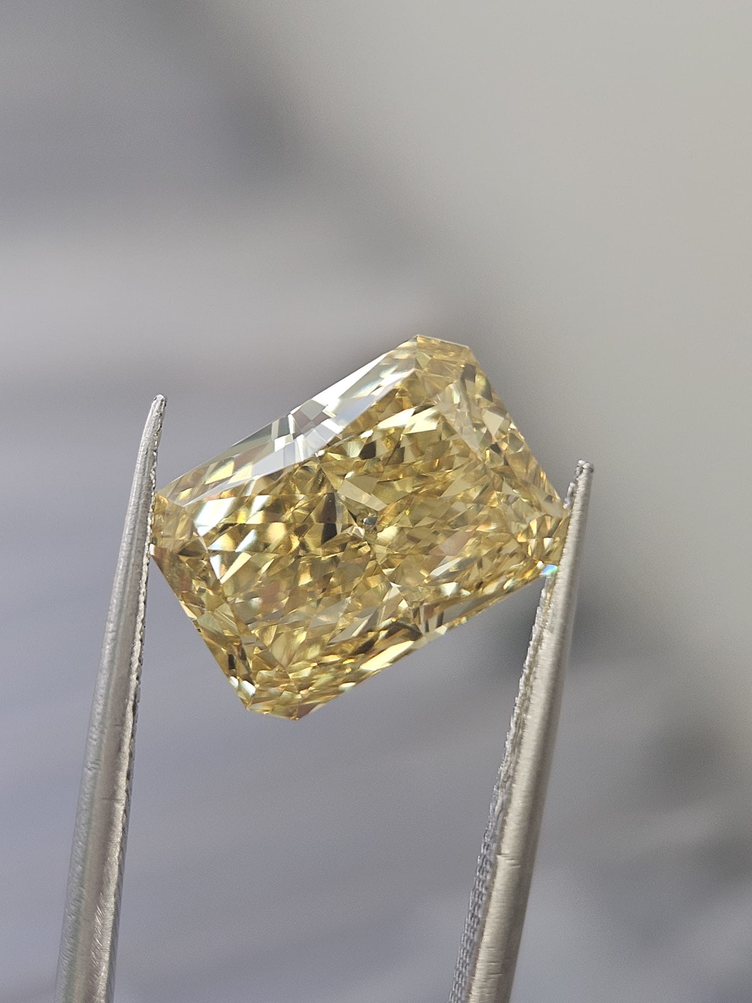 IGI 4.73CT RADIANT FANCY VIVID YELLOW VVS2