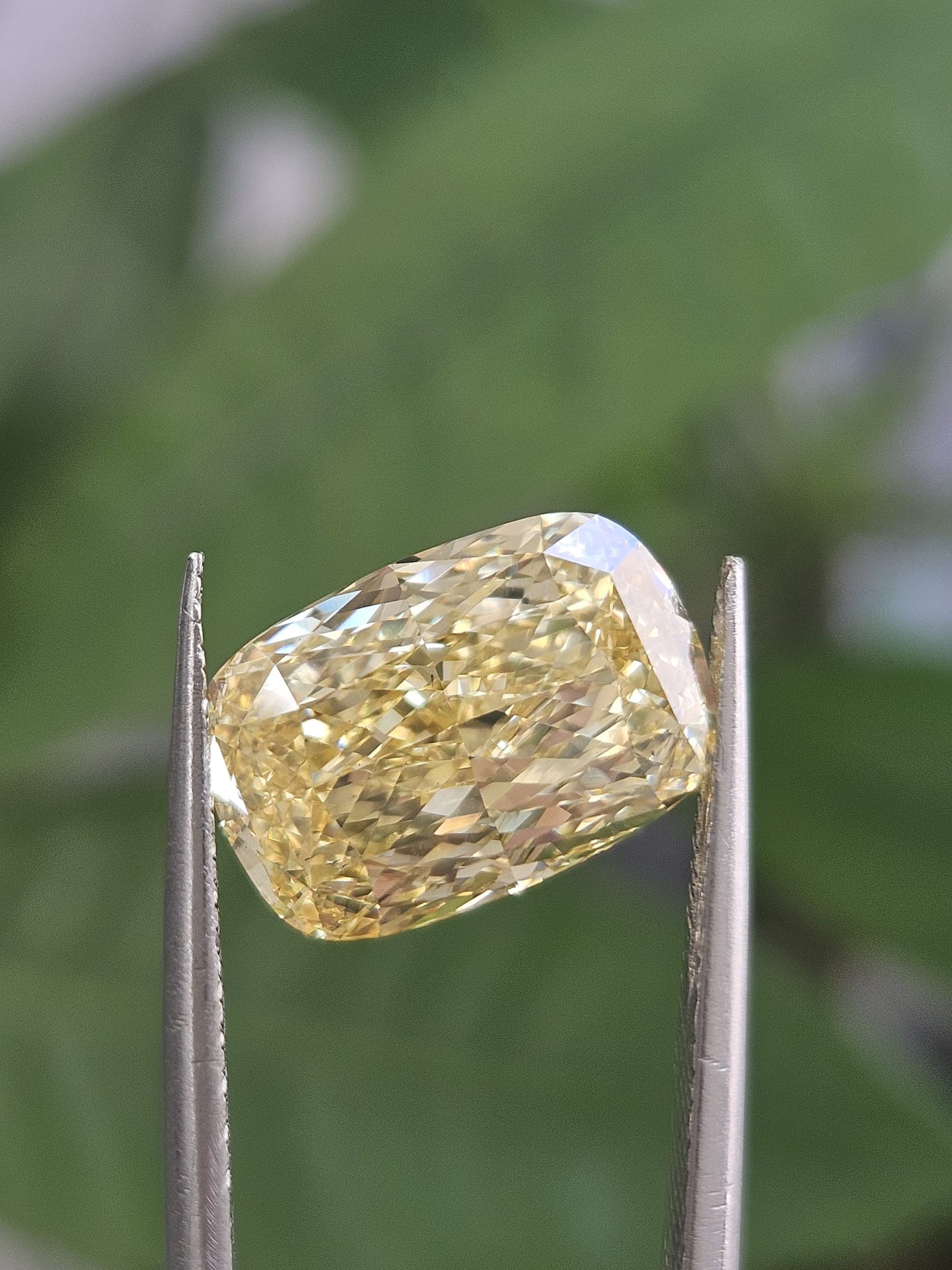 IGI 5.06CT CUSHION FANCY VIVID YELLOW VS2