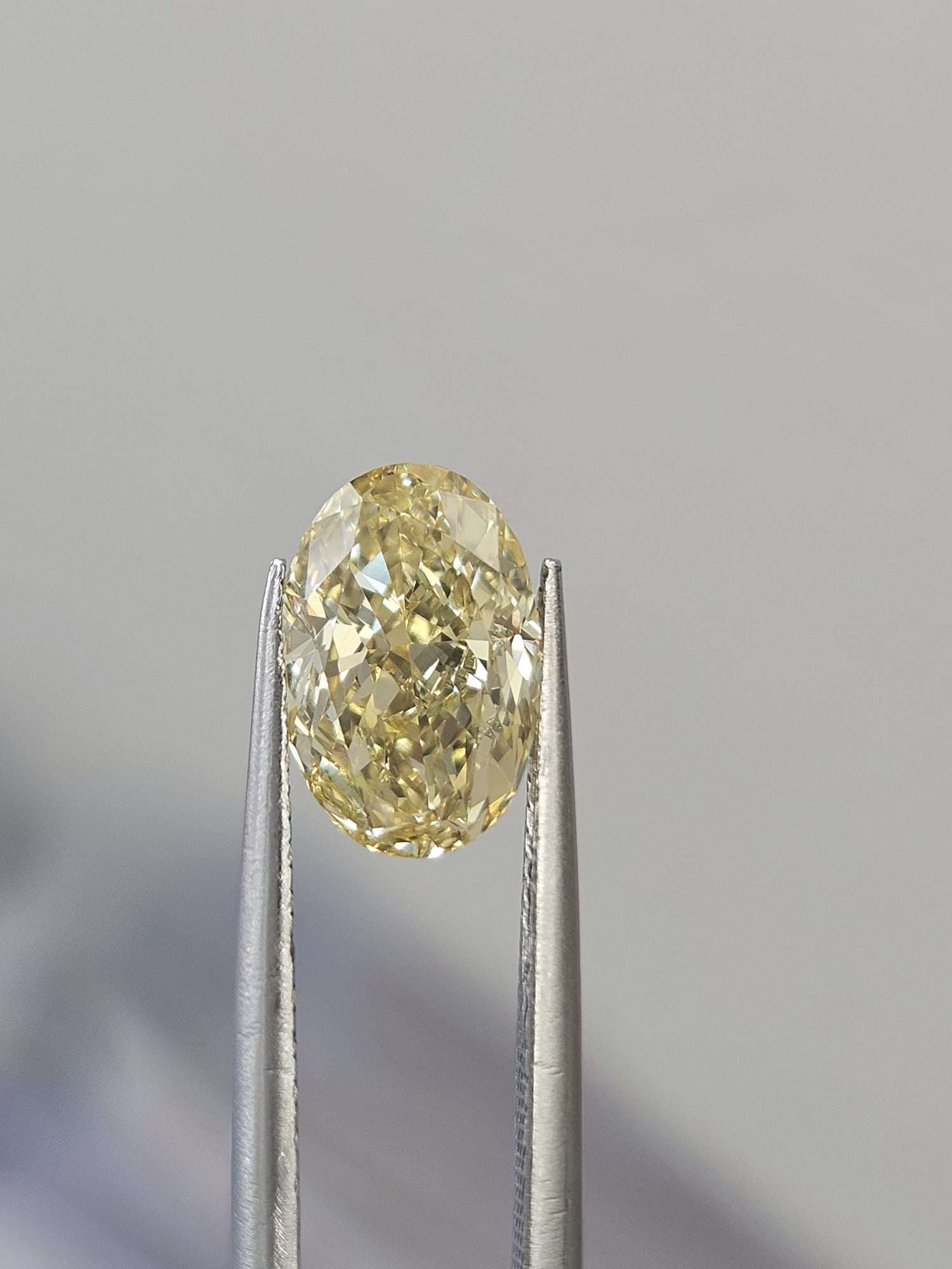 IGI 2.02CT OVAL FANCY INTENSE YELLOW VVS2
