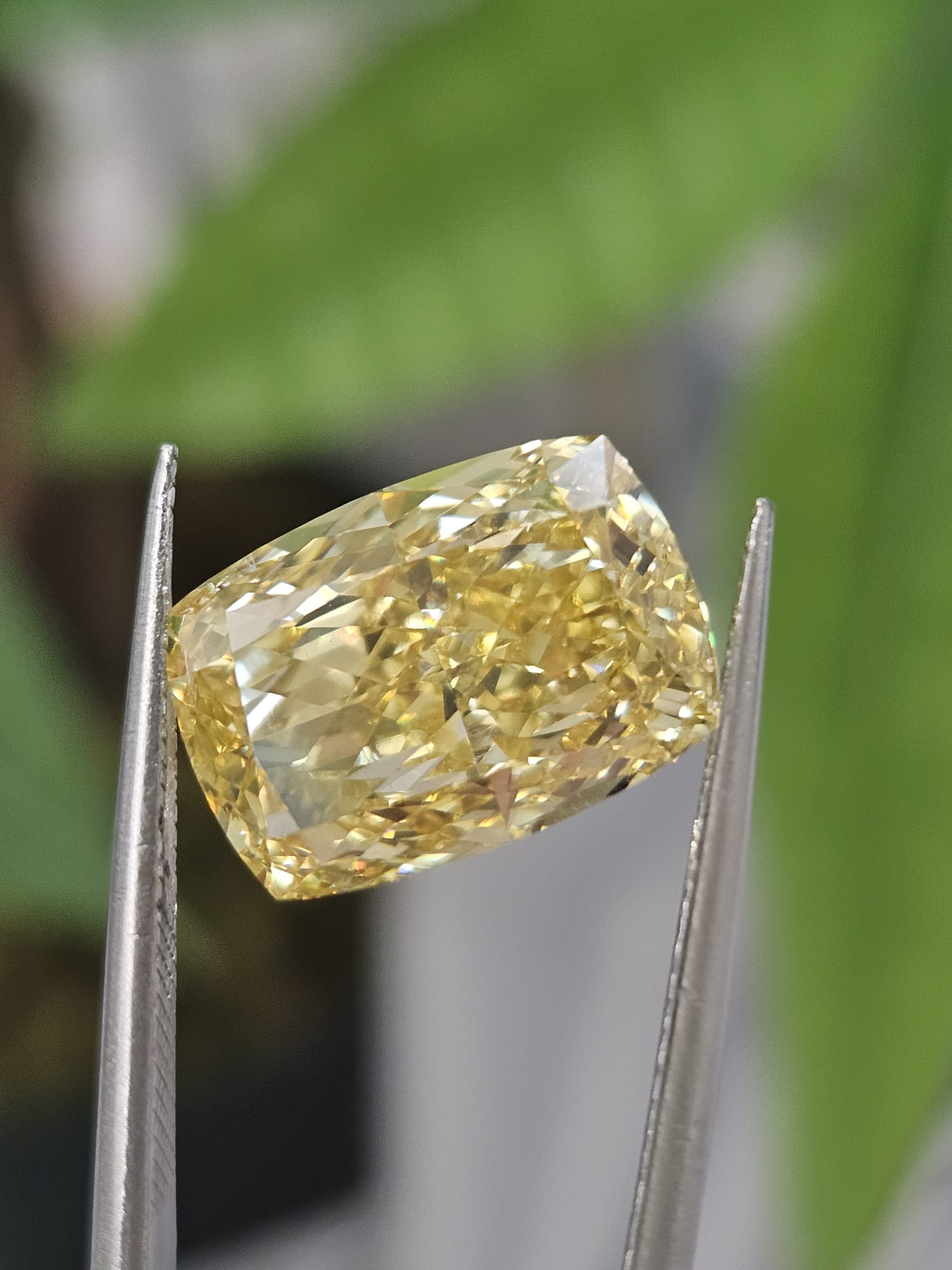 IGI 7.25CT CUSHION FANCY VIVID YELLOW VS1