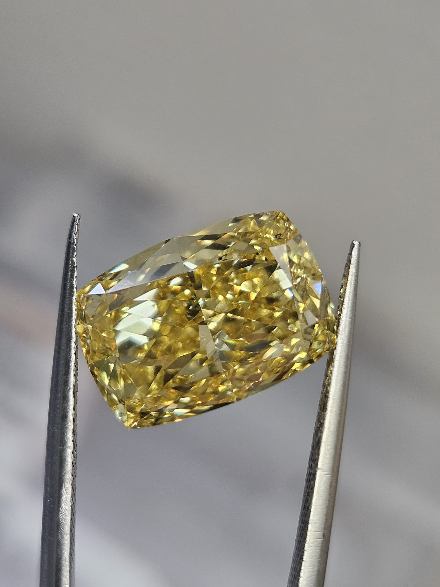 IGI 7.25CT CUSHION FANCY VIVID YELLOW VS1