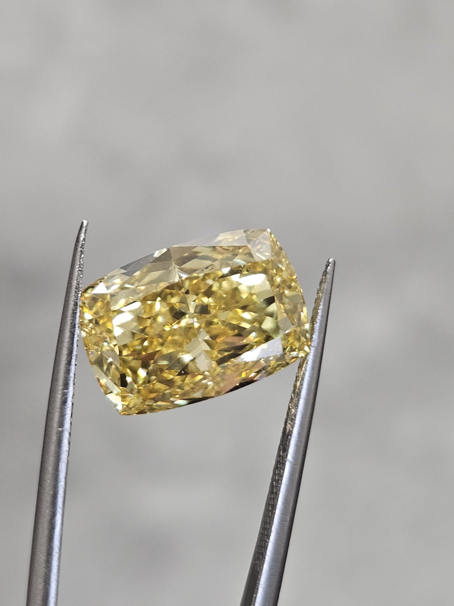 IGI 7.25CT CUSHION FANCY VIVID YELLOW VS1