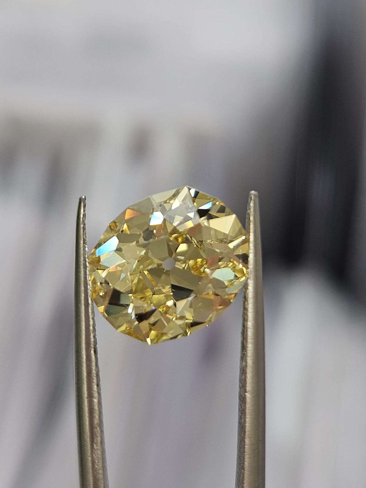 IGI 3.03CT FANCY INTENSE YELLOW VS1