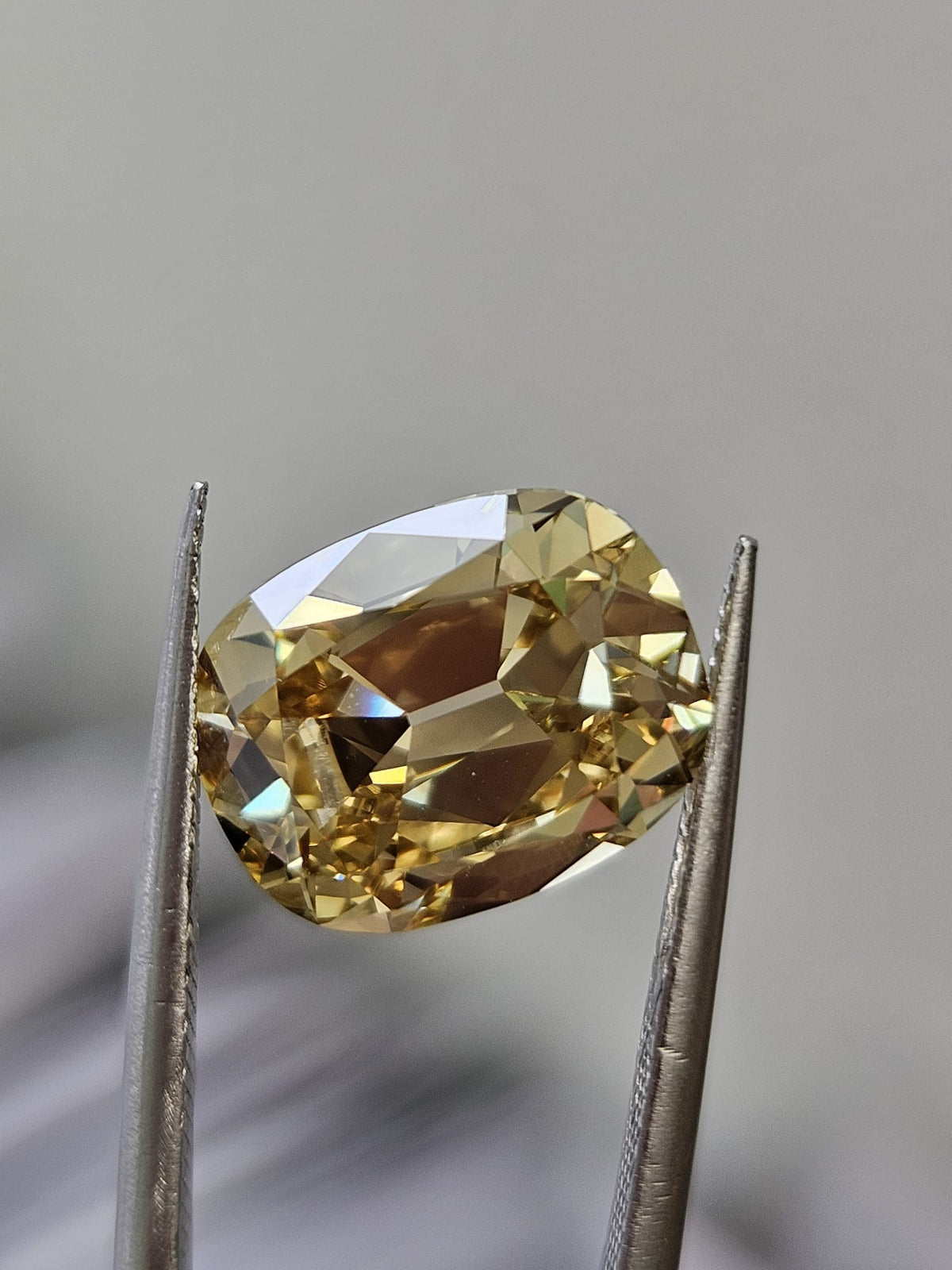 IGI 5.03CT OMC FANCY INTENSE YELLOW VVS2