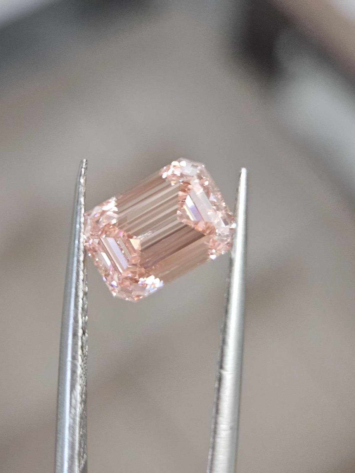 IGI 2.10CT EMERALD FANCY VIVID PINK VVS2