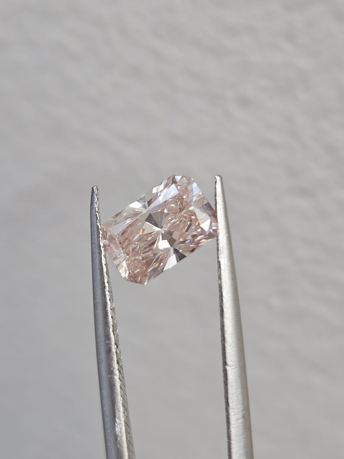 IGI 1.01CT RADIANT FANCY VIVID PINK VS1