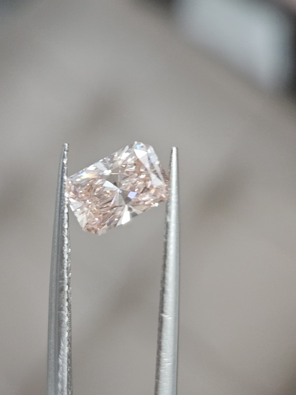 IGI 1.01CT RADIANT FANCY VIVID PINK VS1