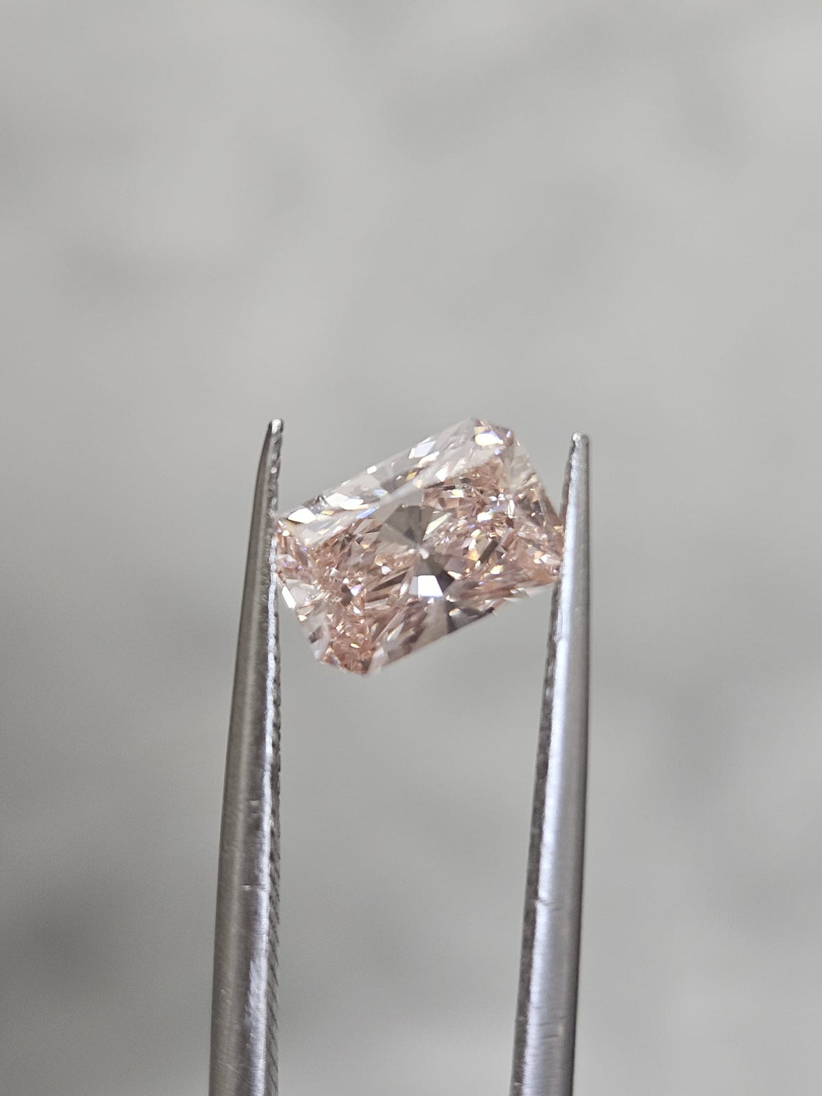 IGI 1.01CT RADIANT FANCY VIVID PINK VS1