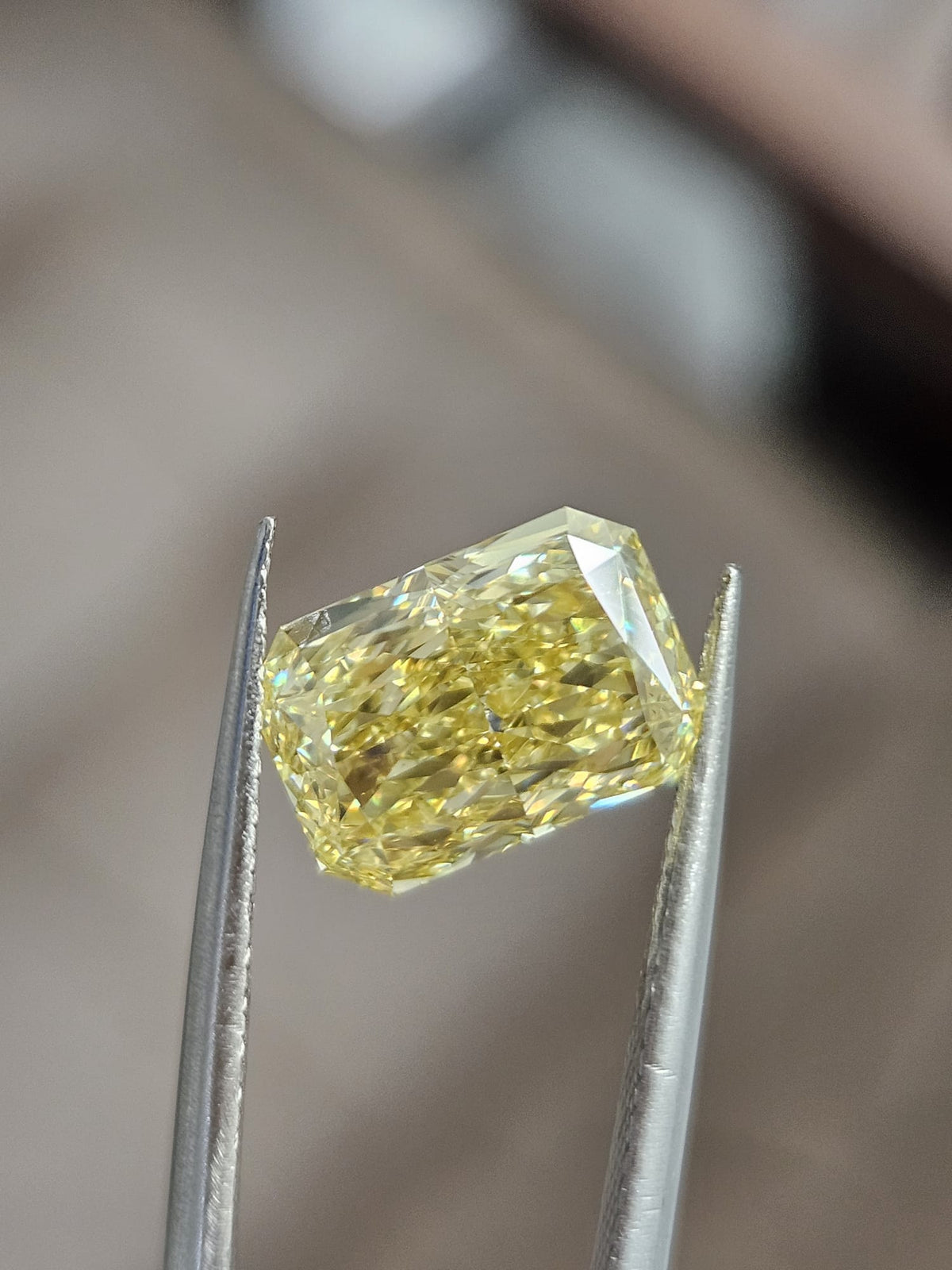IGI 3.06CT RADIANT FANCY VIVID YELLOW VS1