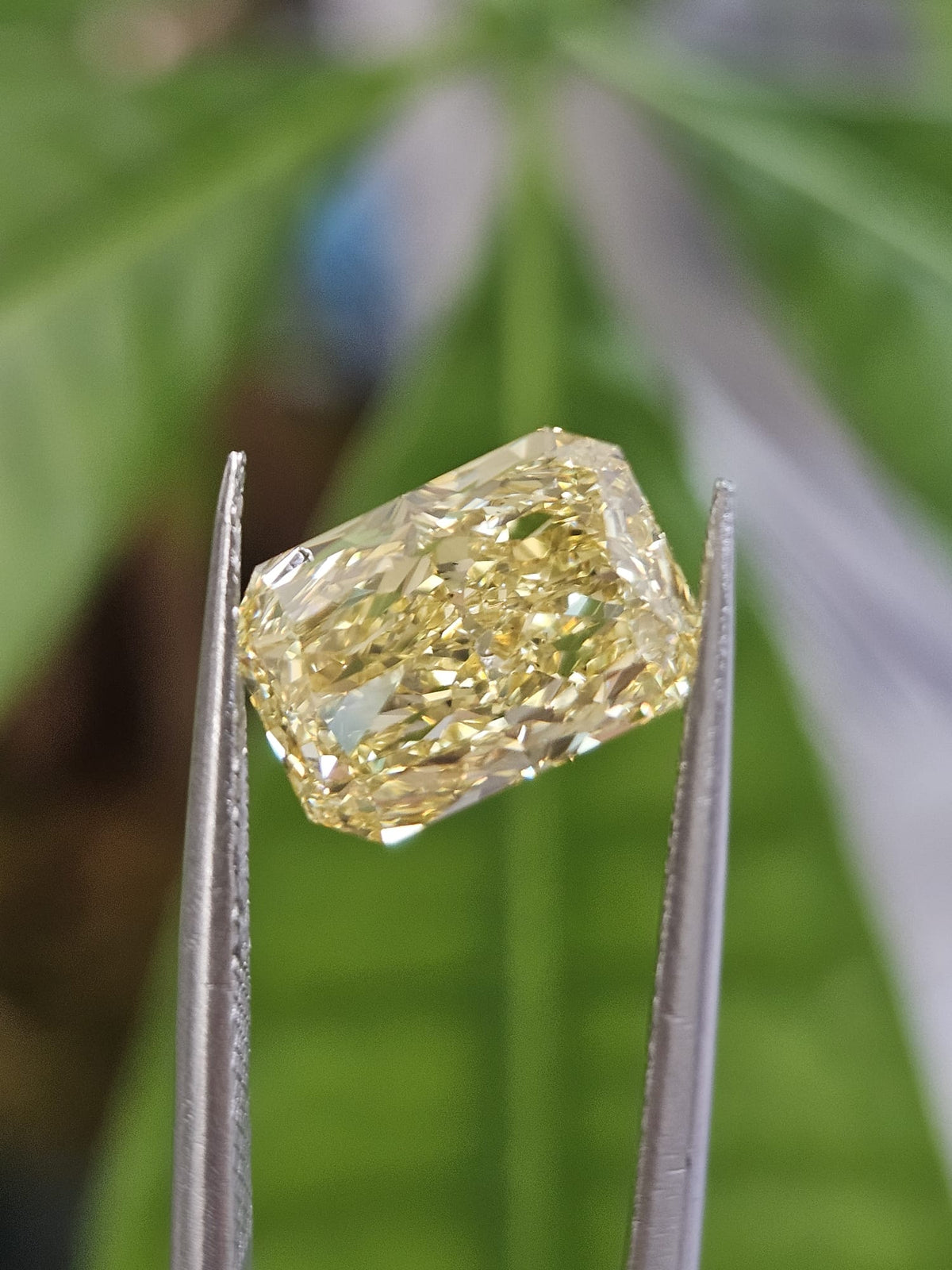 IGI 3.06CT RADIANT FANCY VIVID YELLOW VS1
