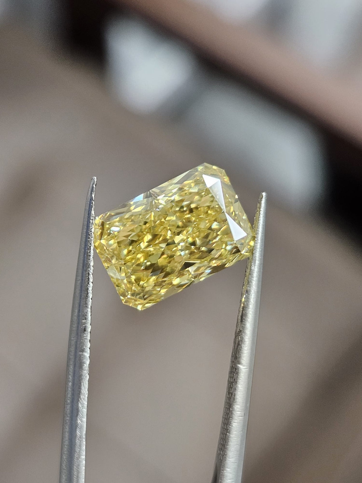 IGI 3.53CT RADIANT FANCY VIVID YELLOW VS2