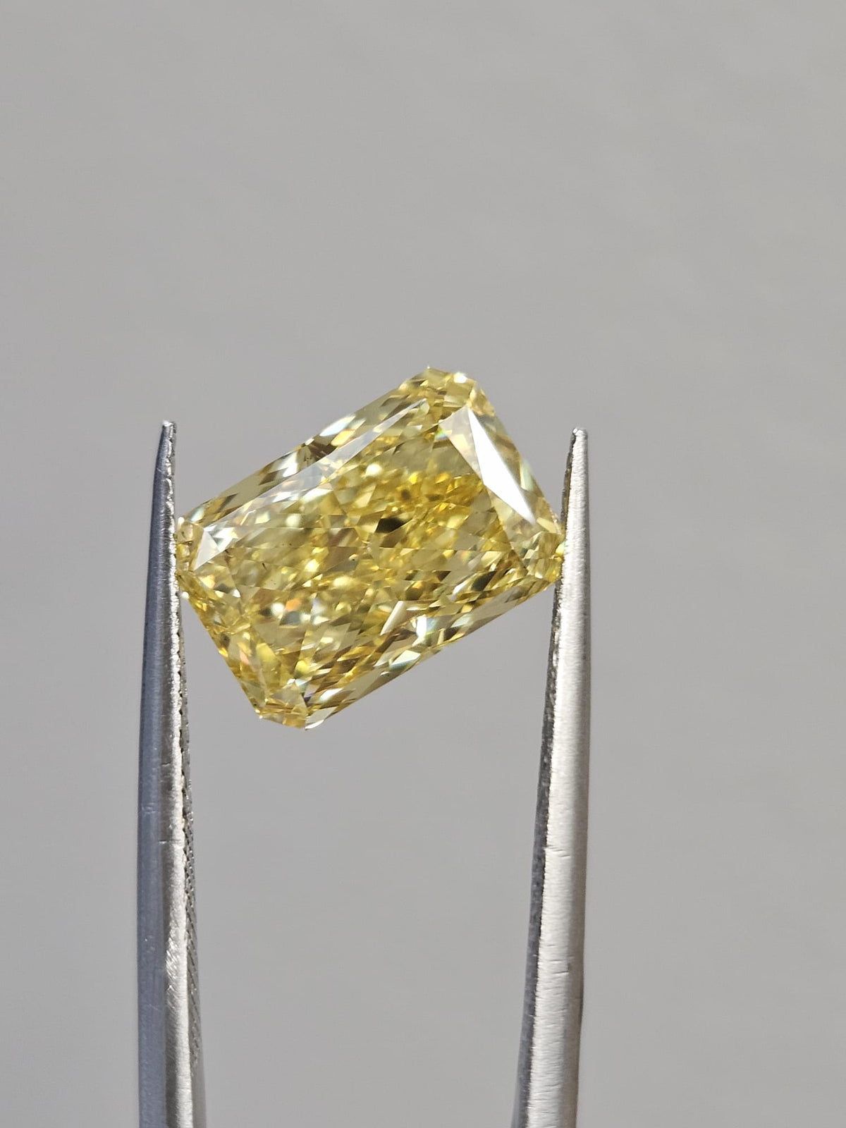 IGI 3.53CT RADIANT FANCY VIVID YELLOW VS2