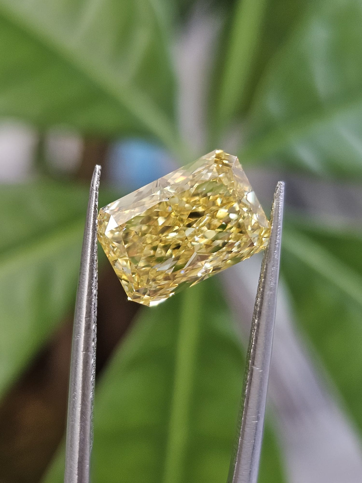IGI 3.53CT RADIANT FANCY VIVID YELLOW VS2