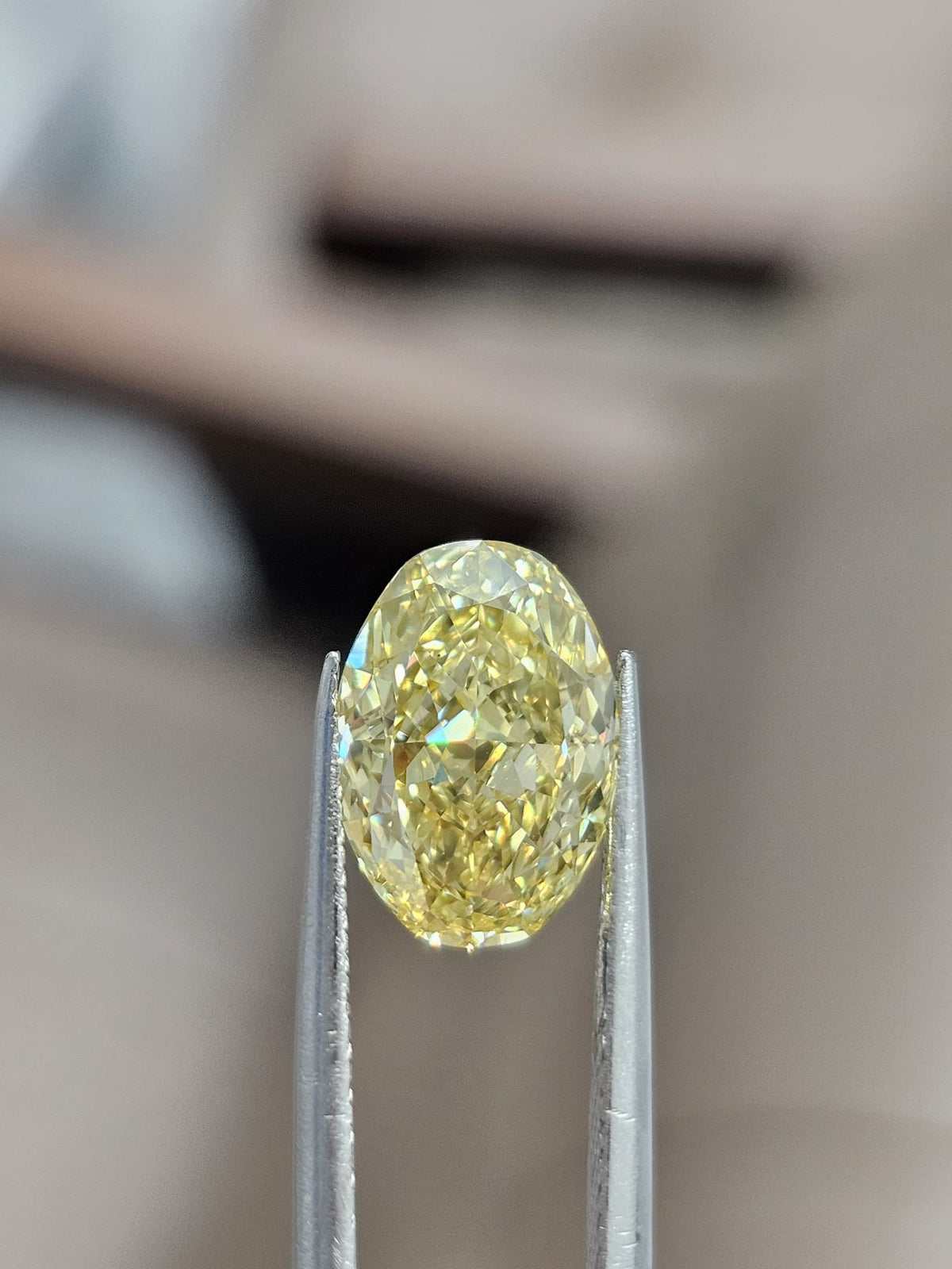 IGI 3.01CT OVAL FANCY VIVID YELLOW VS1