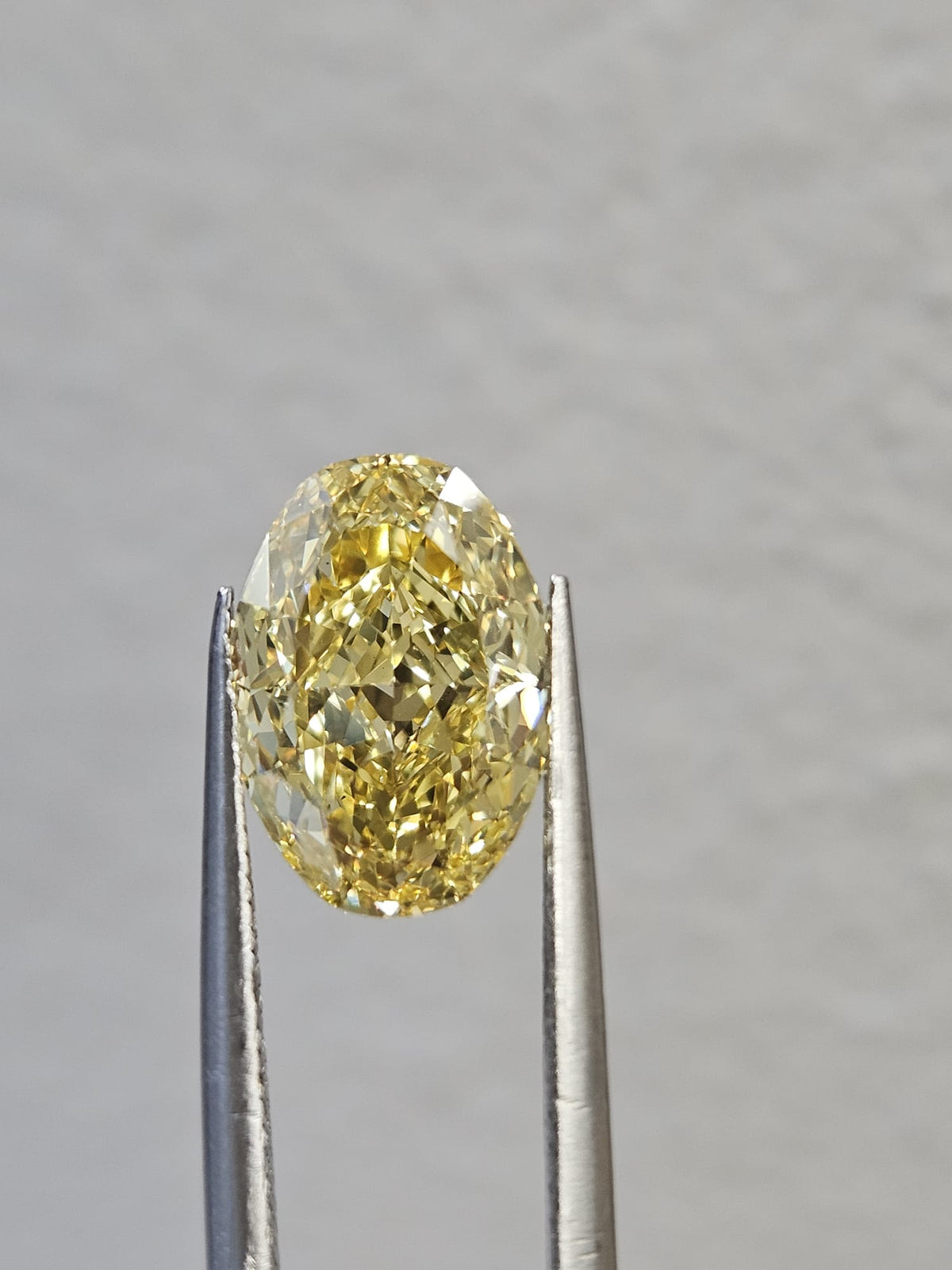 IGI 3.01CT OVAL FANCY VIVID YELLOW VS1