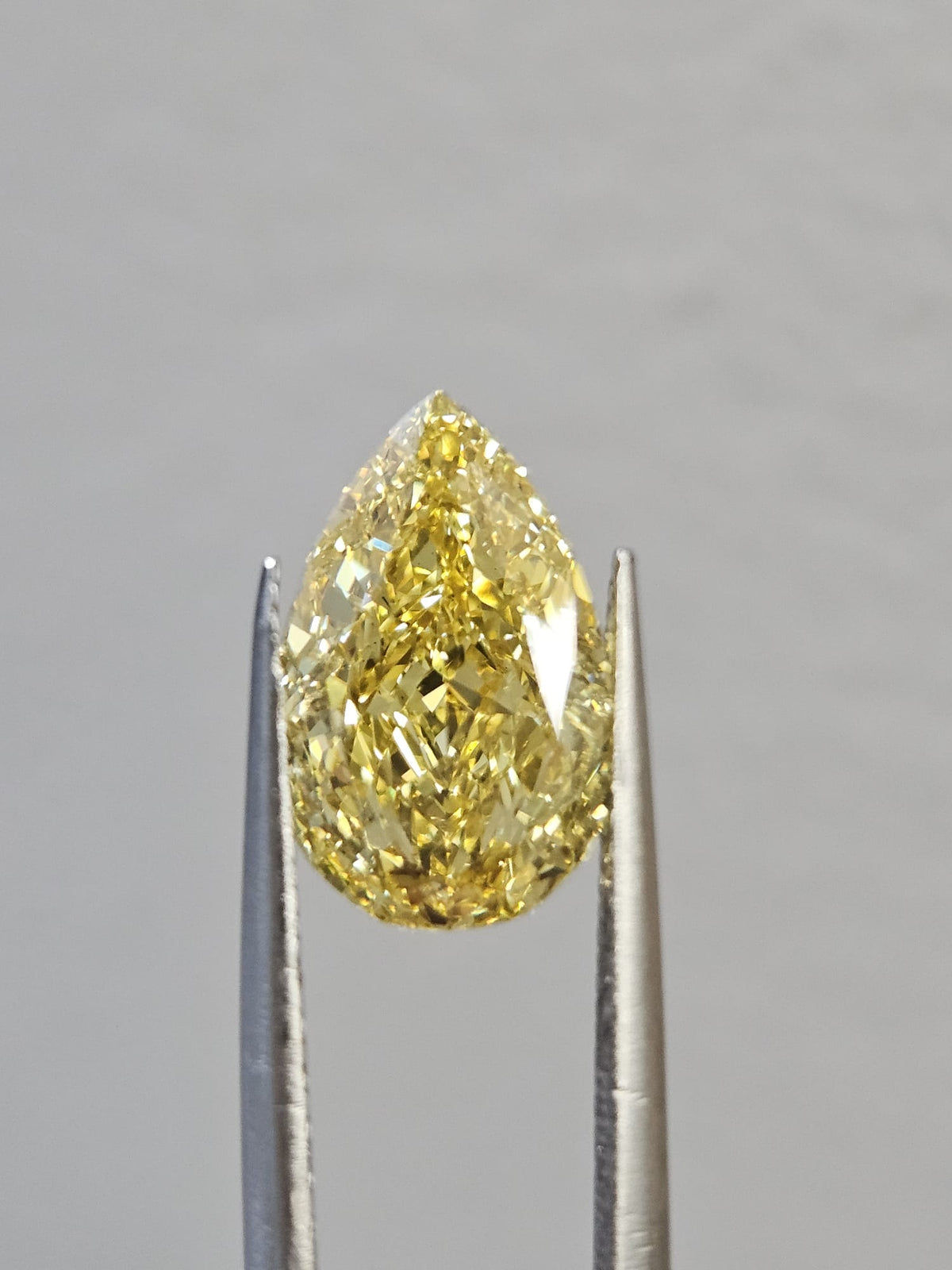 IGI 3.04CT PEAR FANCY VIVID YELLOW VS2