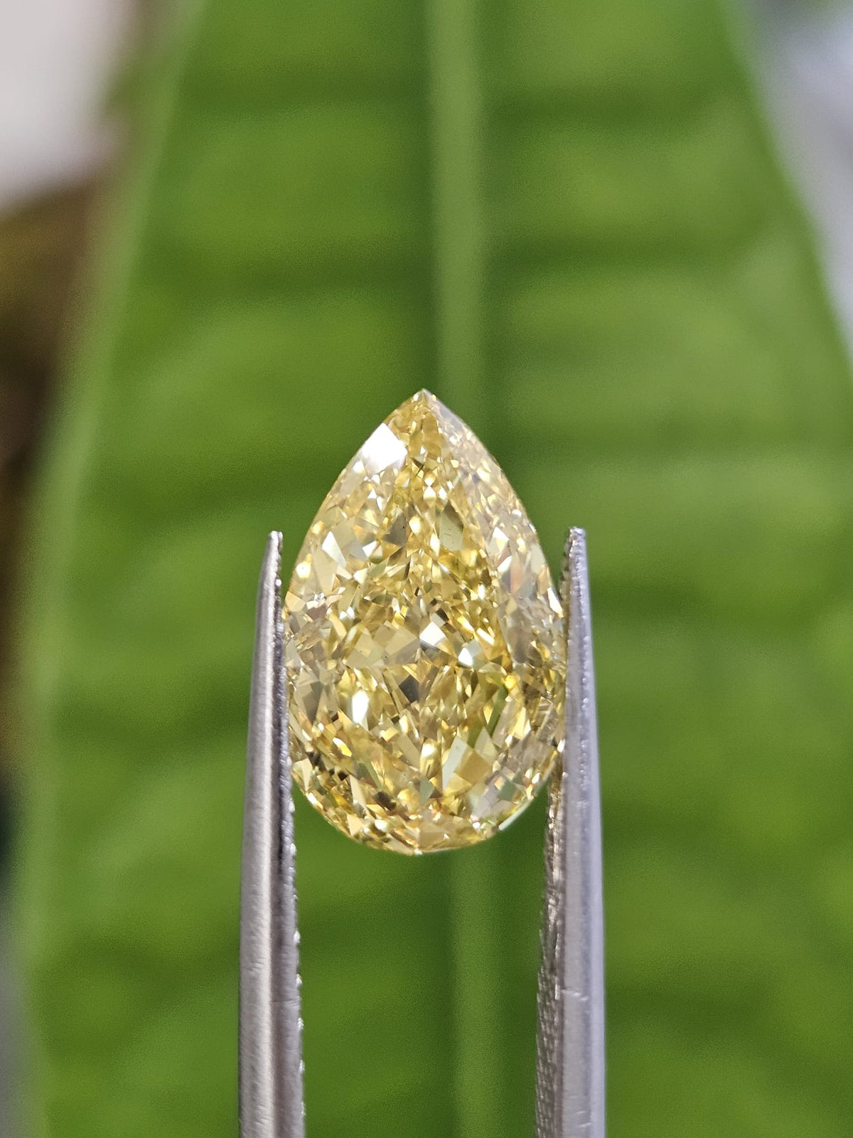 IGI 3.04CT PEAR FANCY VIVID YELLOW VS2