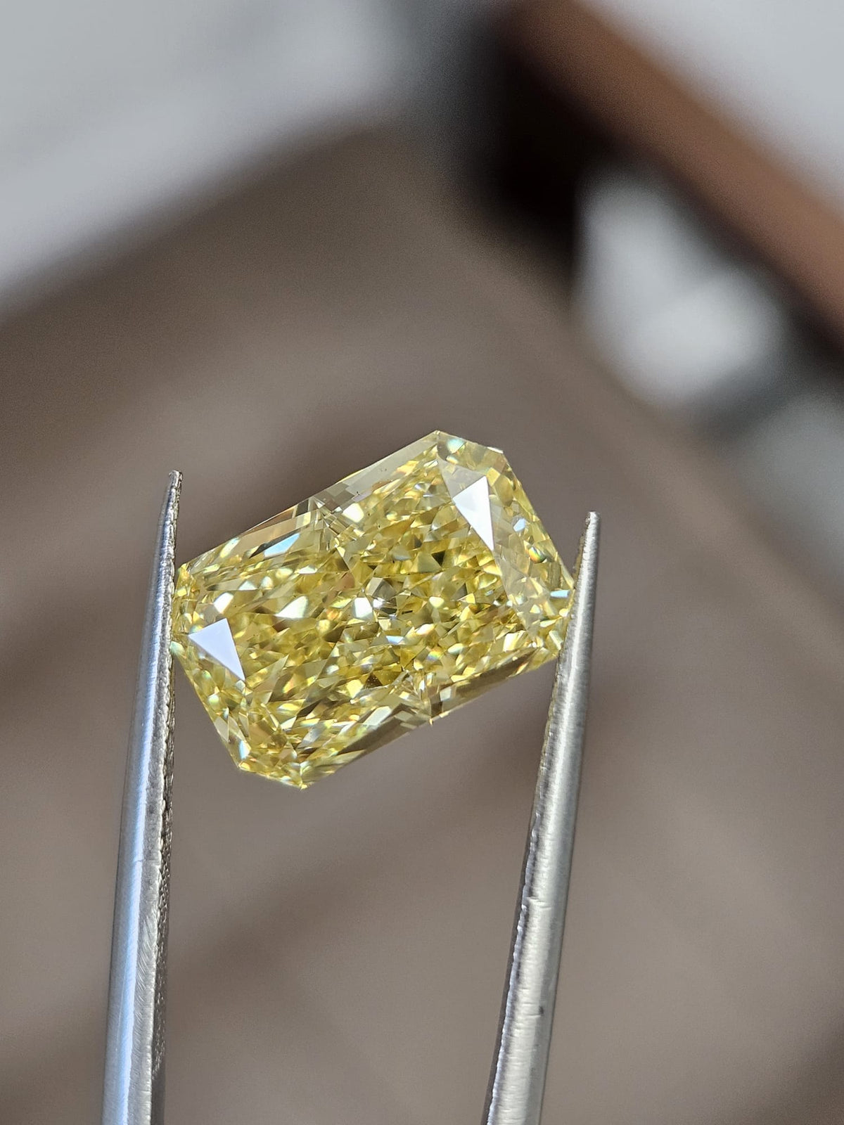 IGI 5.03CT RADIANT FANCY VIVID YELLOW VS2