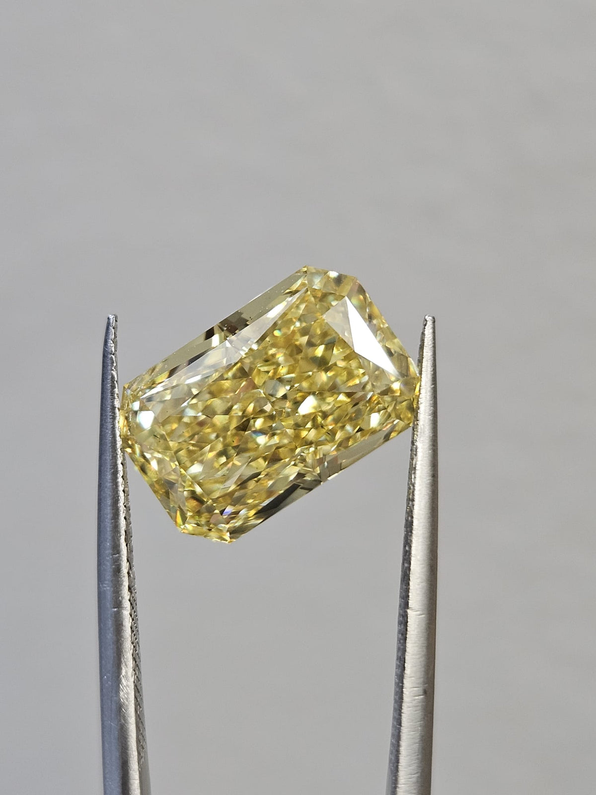 IGI 5.03CT RADIANT FANCY VIVID YELLOW VS2