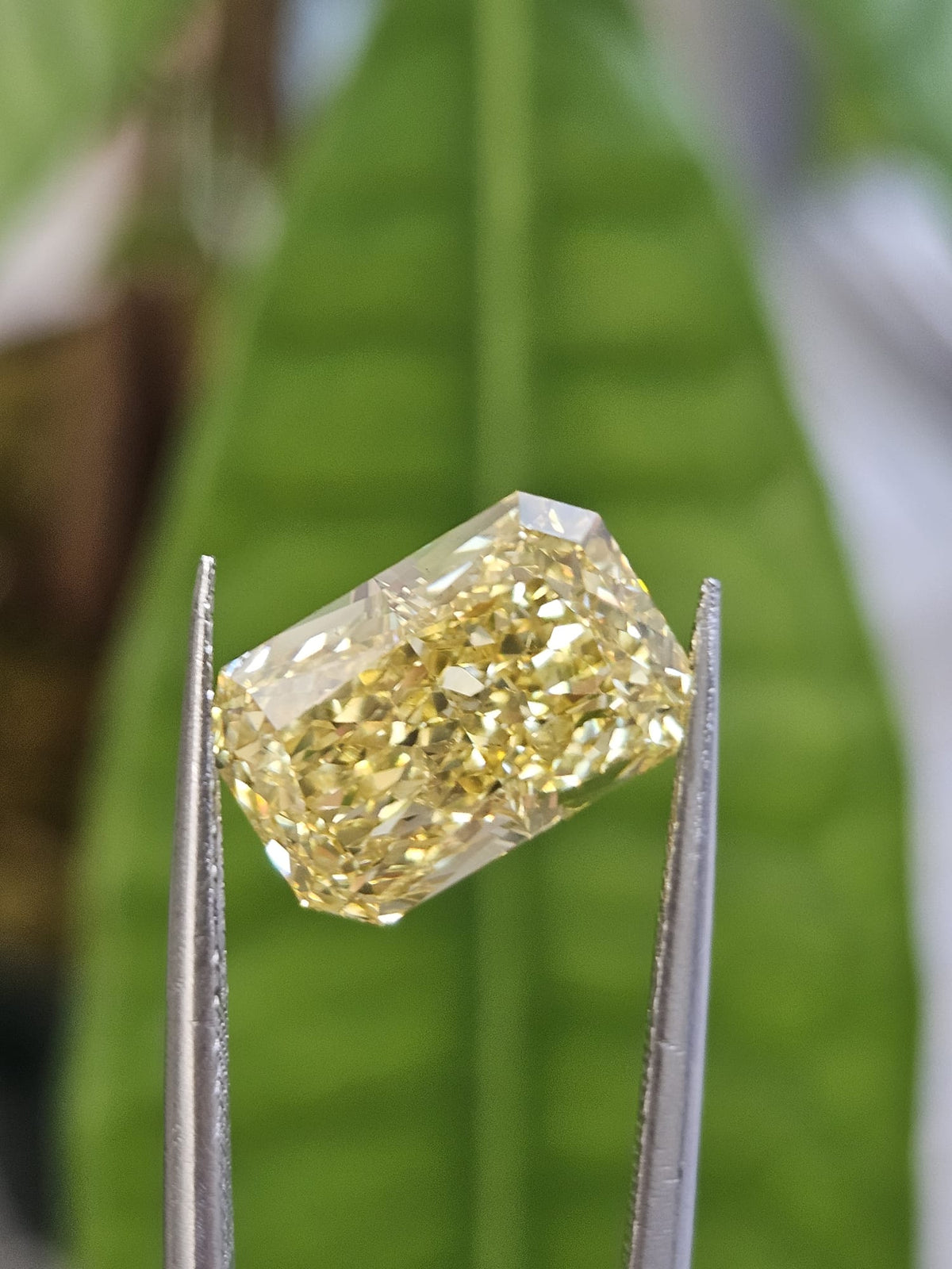 IGI 5.03CT RADIANT FANCY VIVID YELLOW VS2