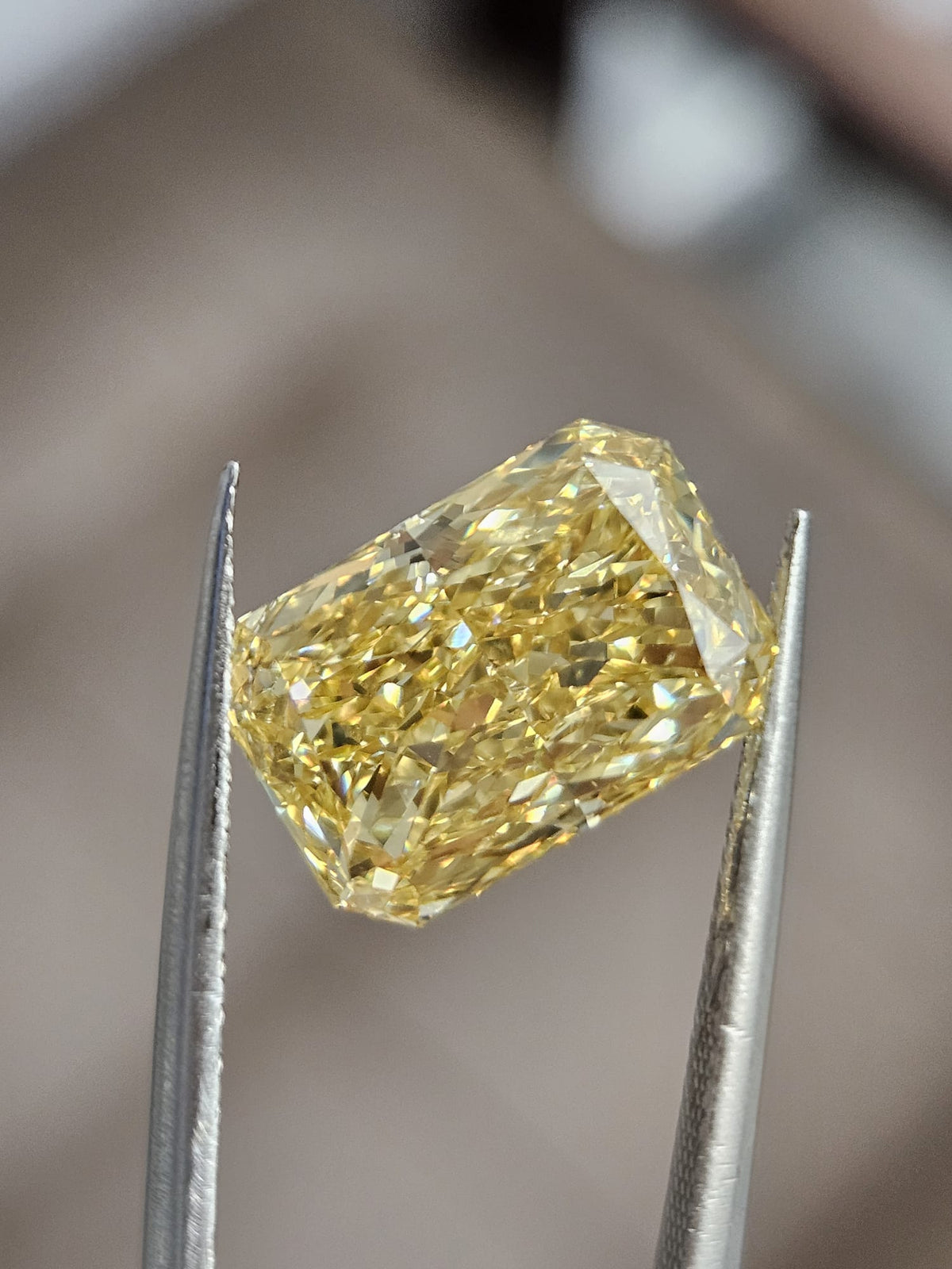 IGI 4.54CT RADIANT FANCY VIVID YELLOW VS2