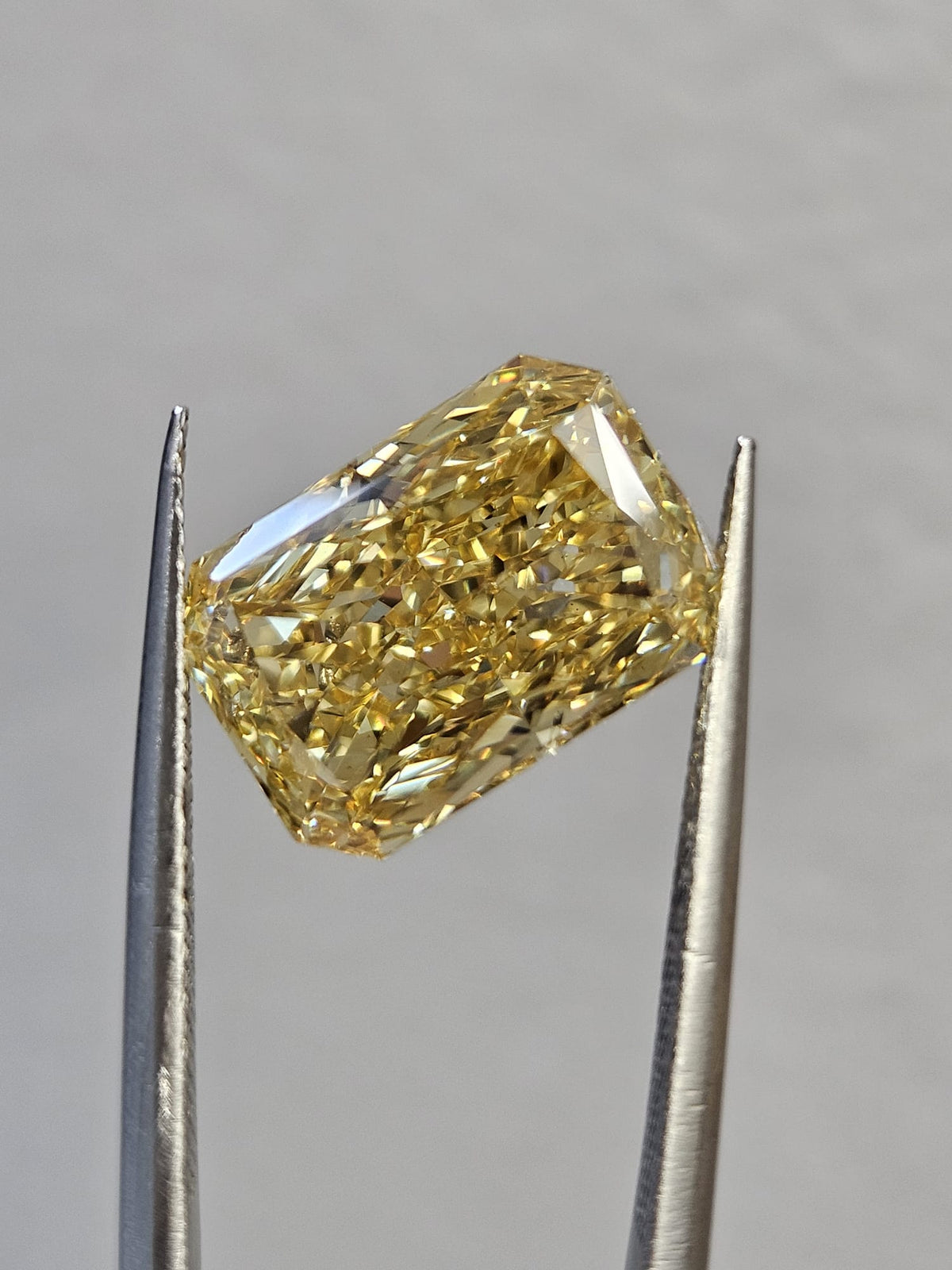 IGI 4.54CT RADIANT FANCY VIVID YELLOW VS2