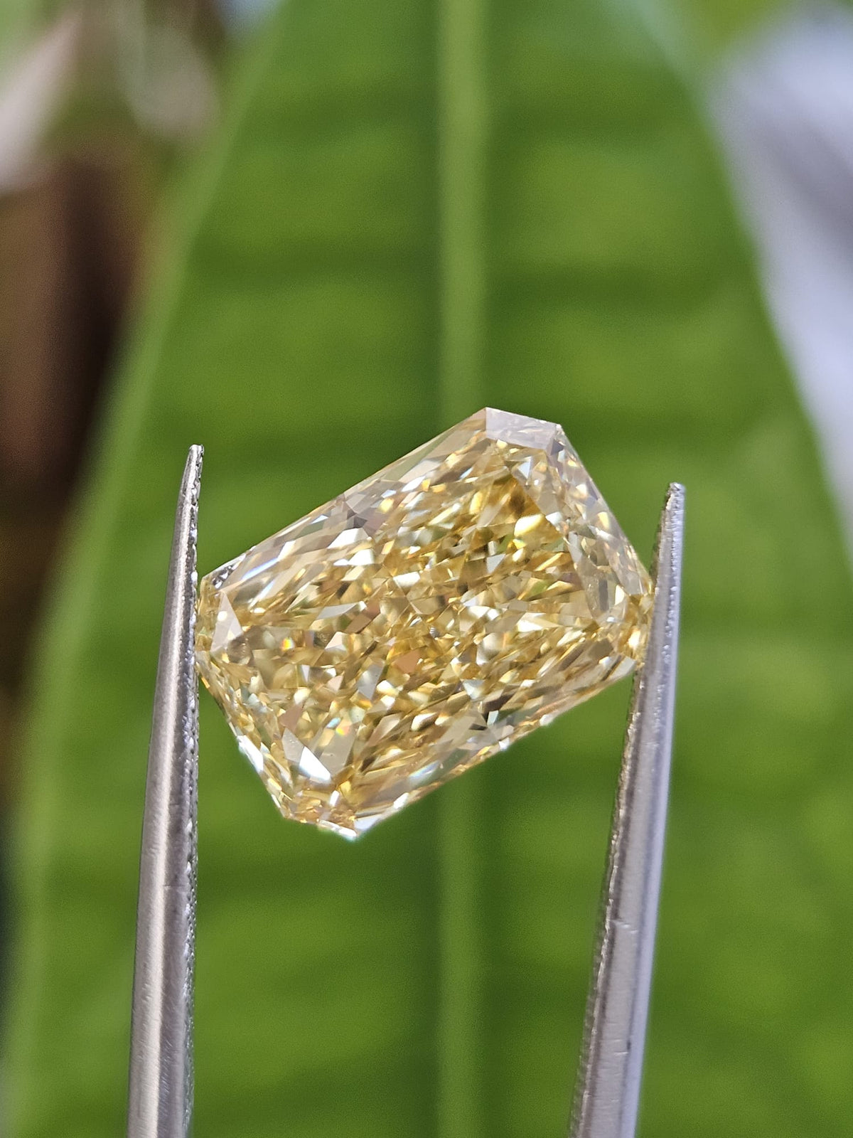 IGI 4.54CT RADIANT FANCY VIVID YELLOW VS2
