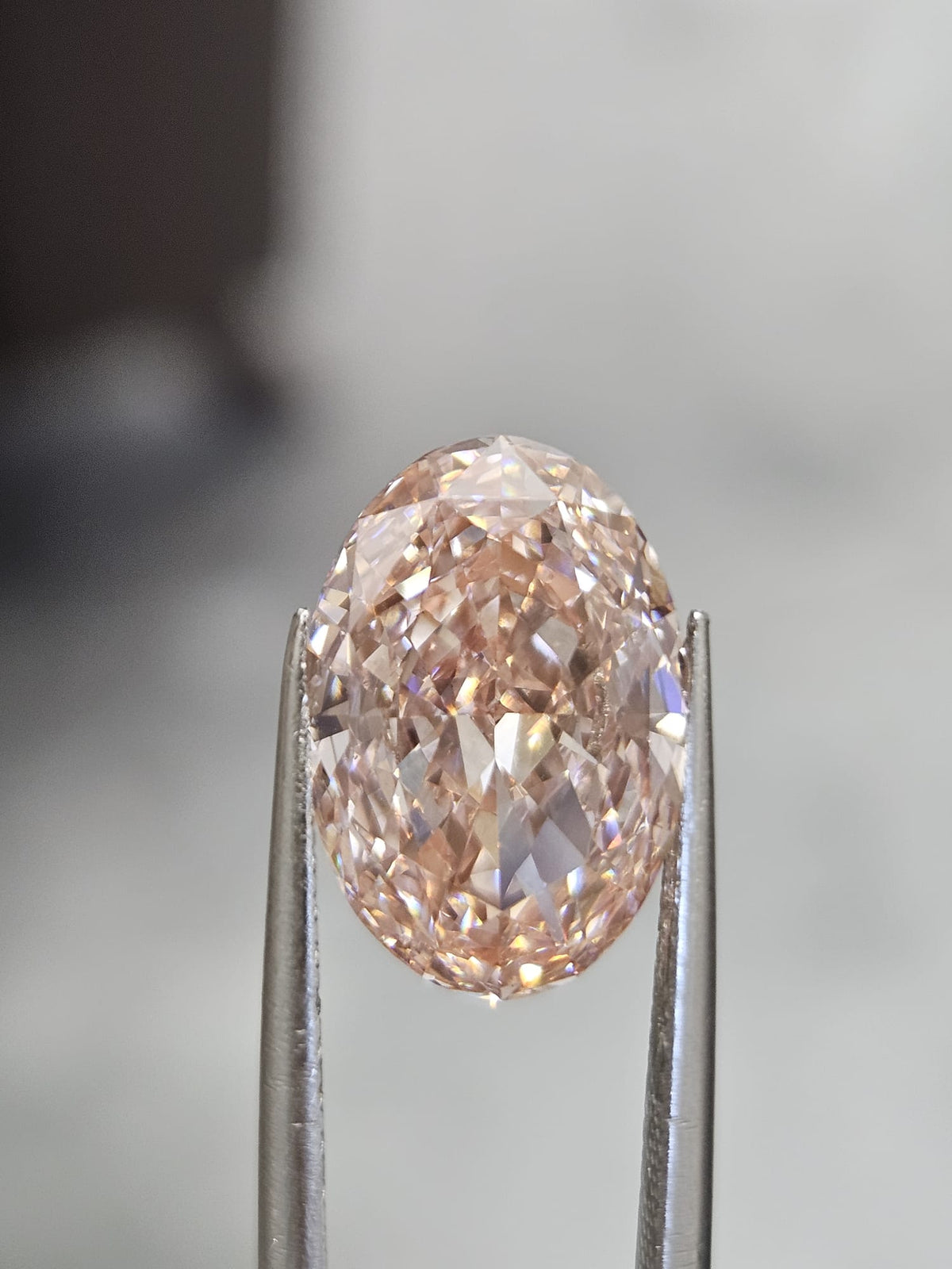 IGI 5.05CT OVAL FANCY VIVID PINK VS2