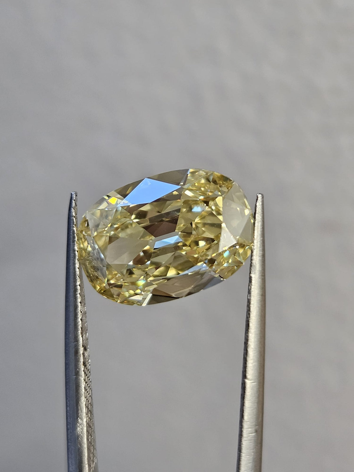 IGI 3.02CT OMC FANCY YELLOW VVS2