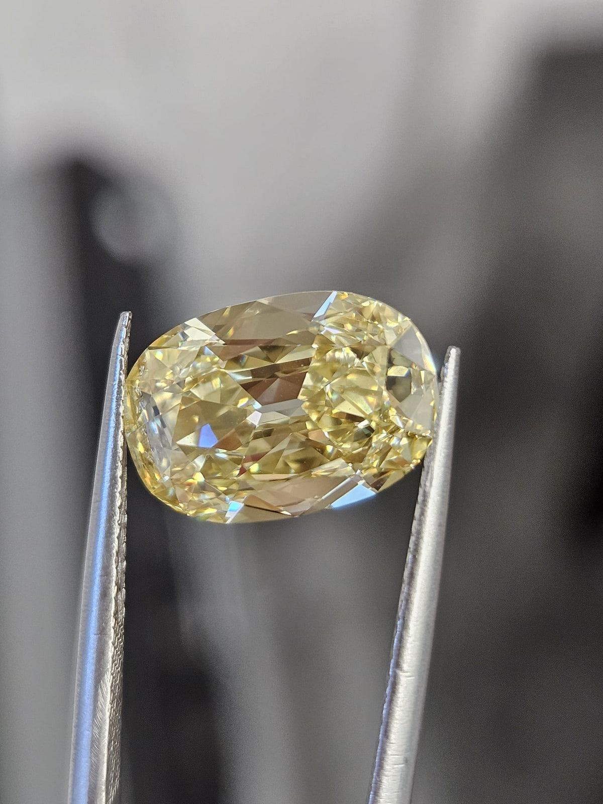 IGI 3.02CT OMC FANCY YELLOW VVS2