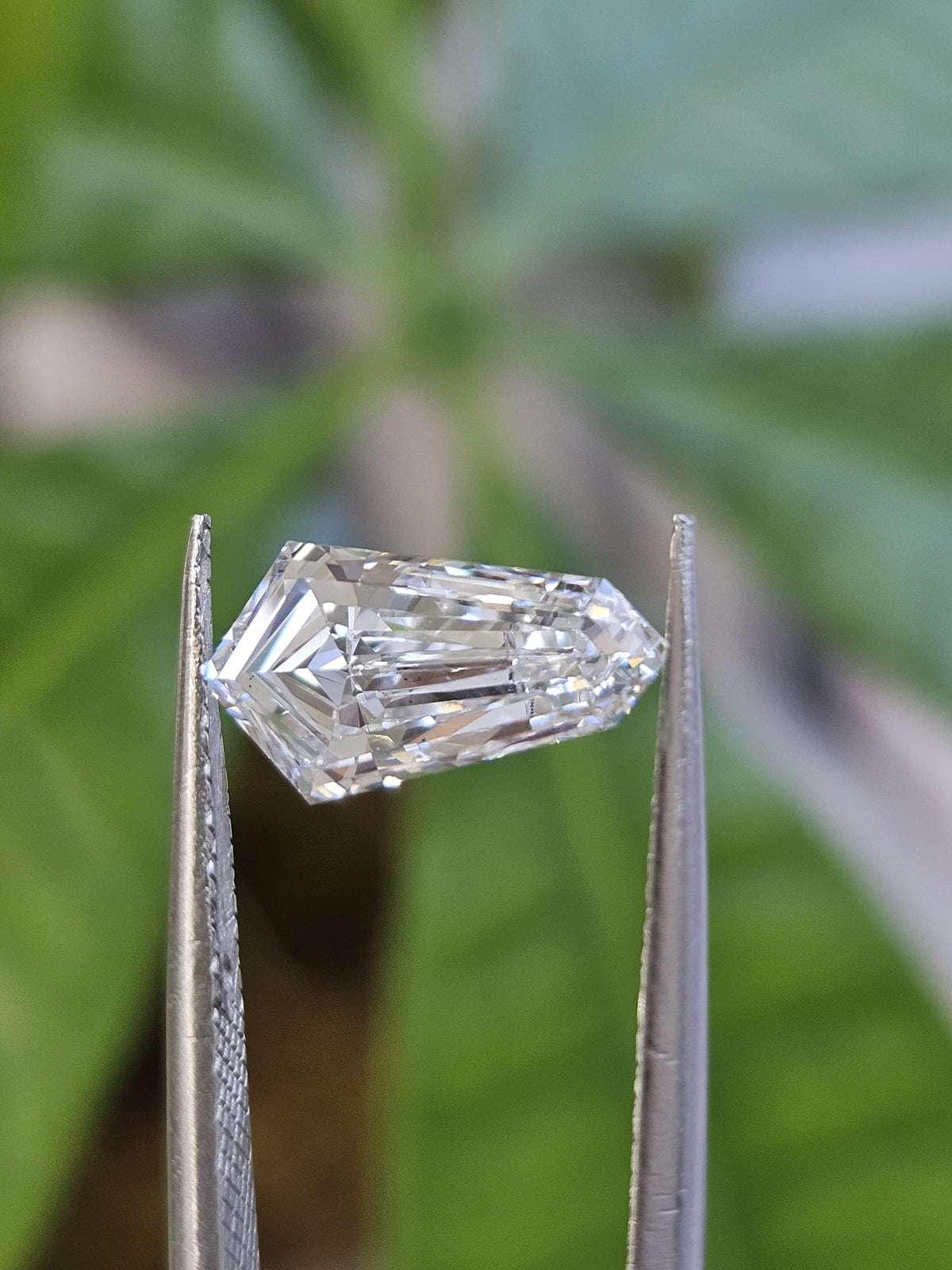 IGI 1.57CT SHIELD HEXAGONAL STEP CUT E VVS2