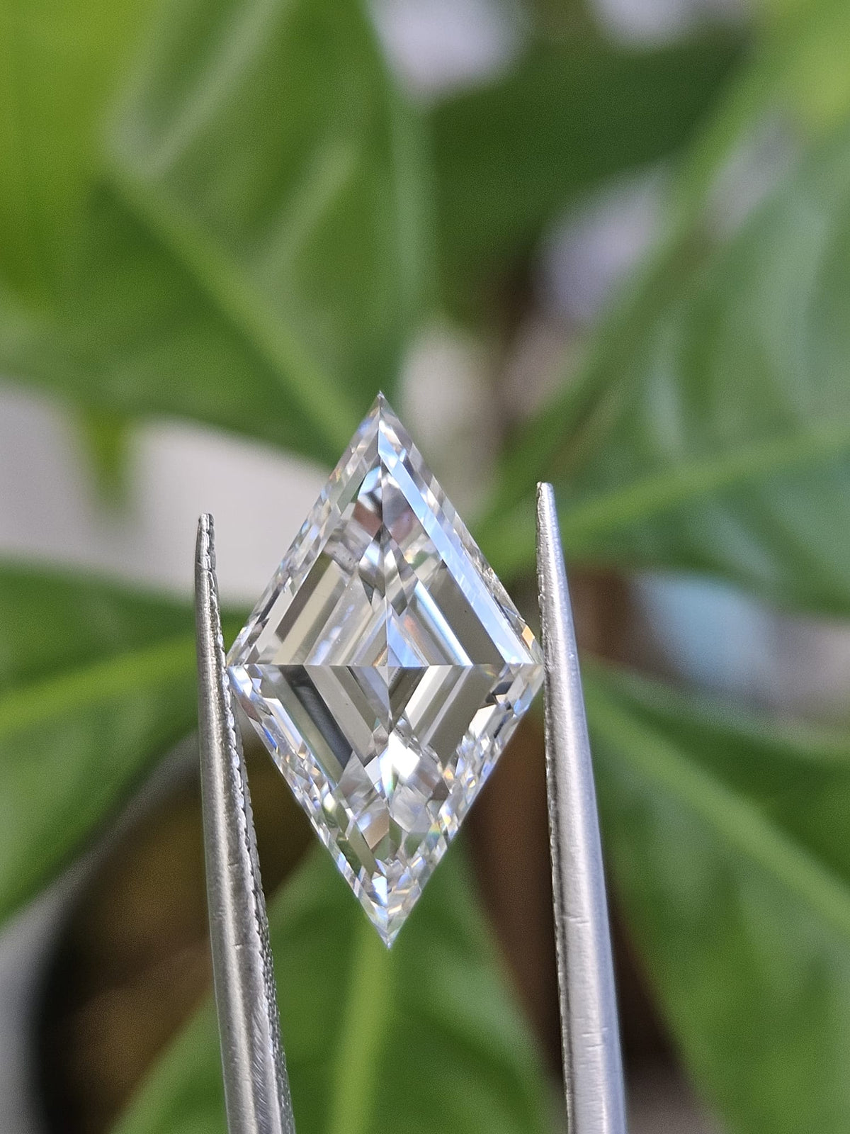 IGI 4.04CT LOZENGE STEP CUT E VVS2