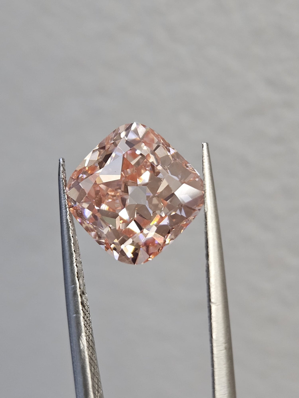 IGI 4.15CT CUSHION FANCY VIVID PINK VS1