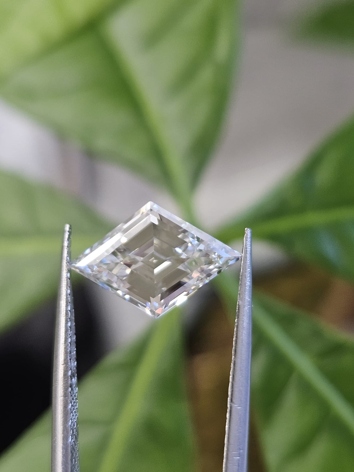 IGI 1.98CT LOZENGE STEP CUT F VVS2