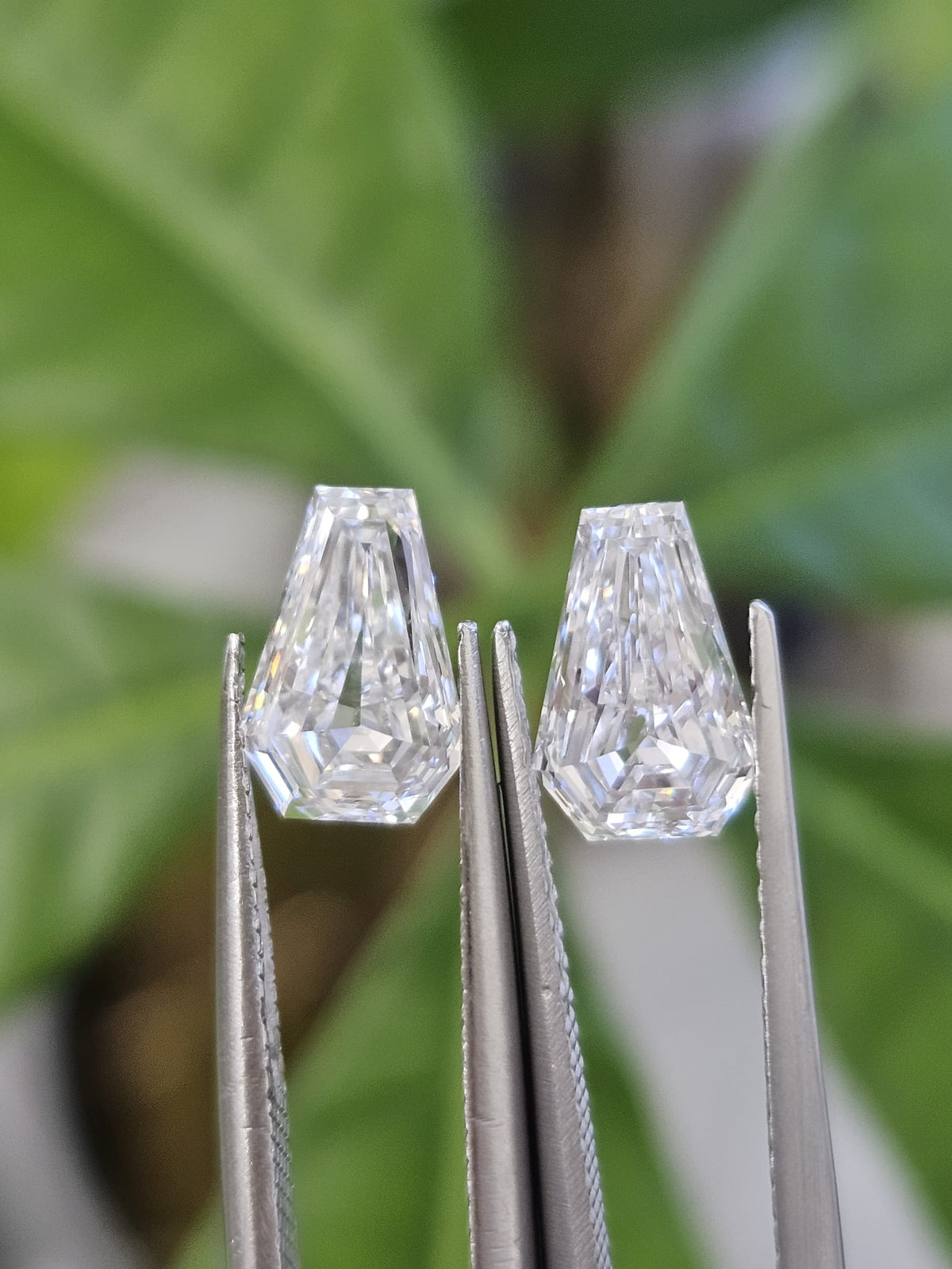 IGI 1.06CT + 1.07CT COFFIN CUT E VVS2