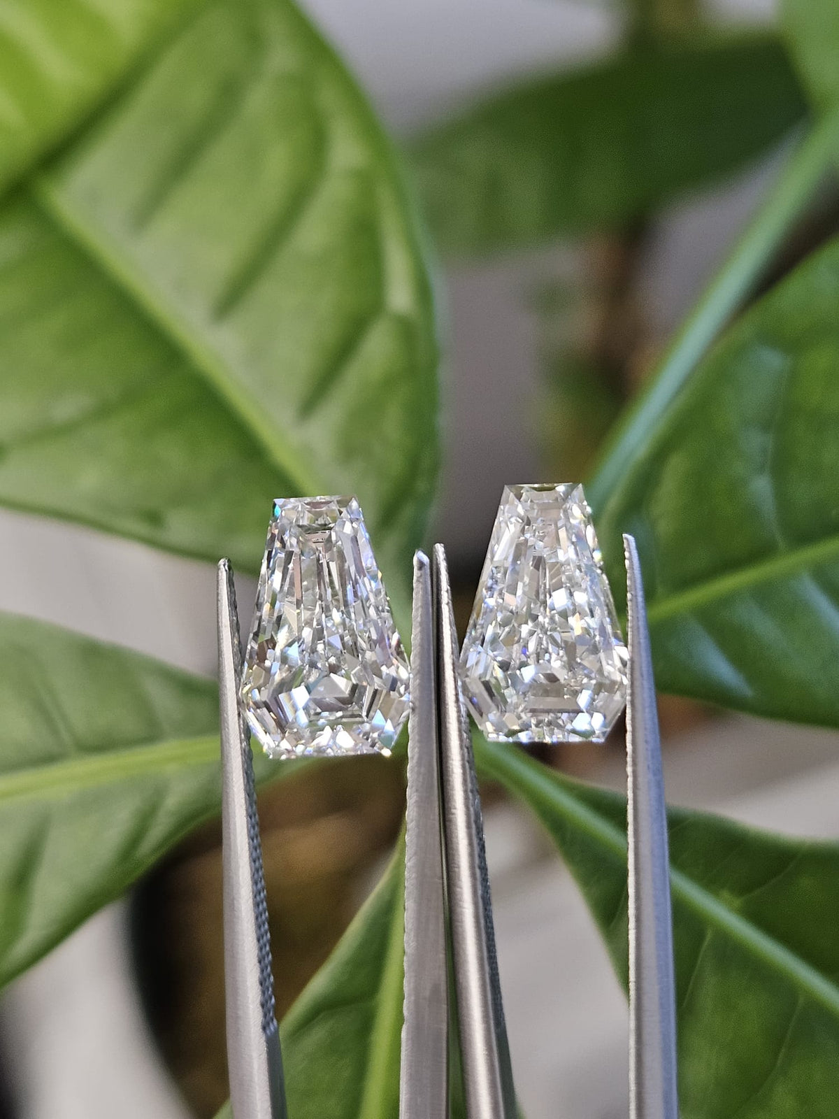 IGI 2.07CT + 2.08CT COFFIN CUT E VVS2