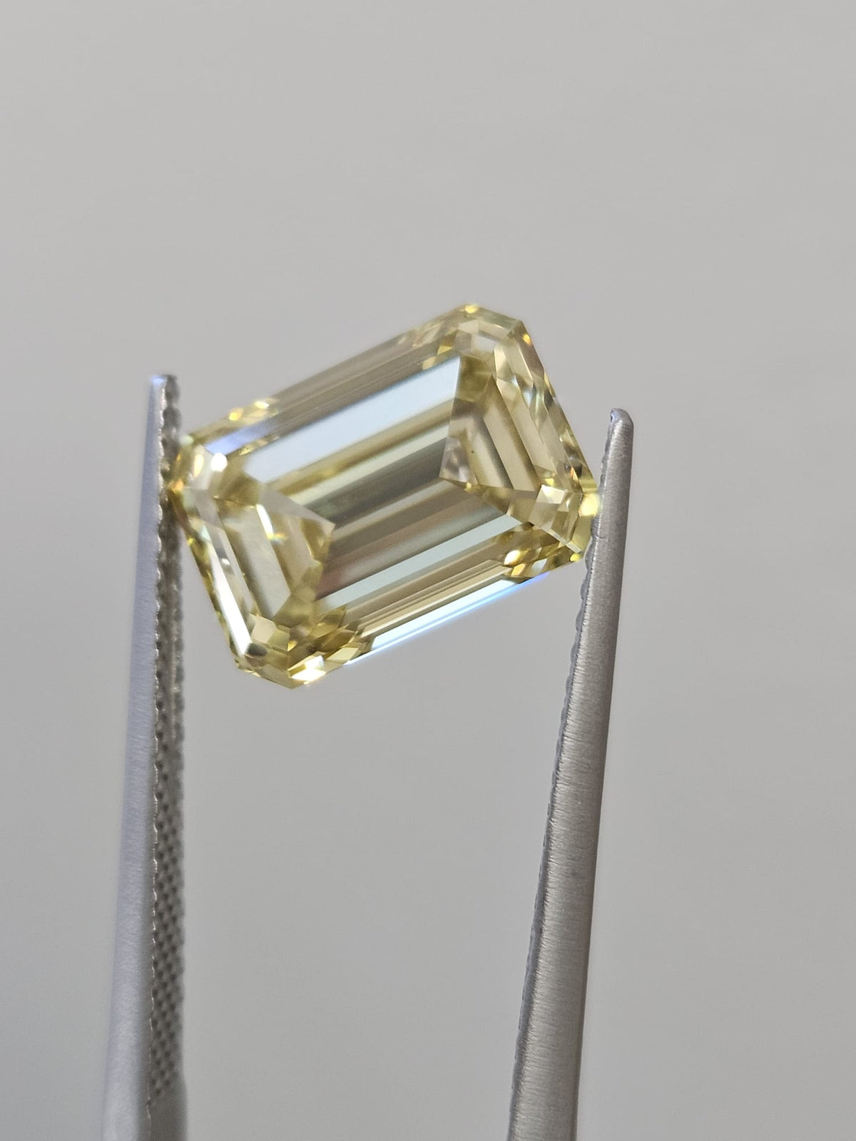 IGI 4.65CT EMERALD FANCY INTENSE YELLOW VS1