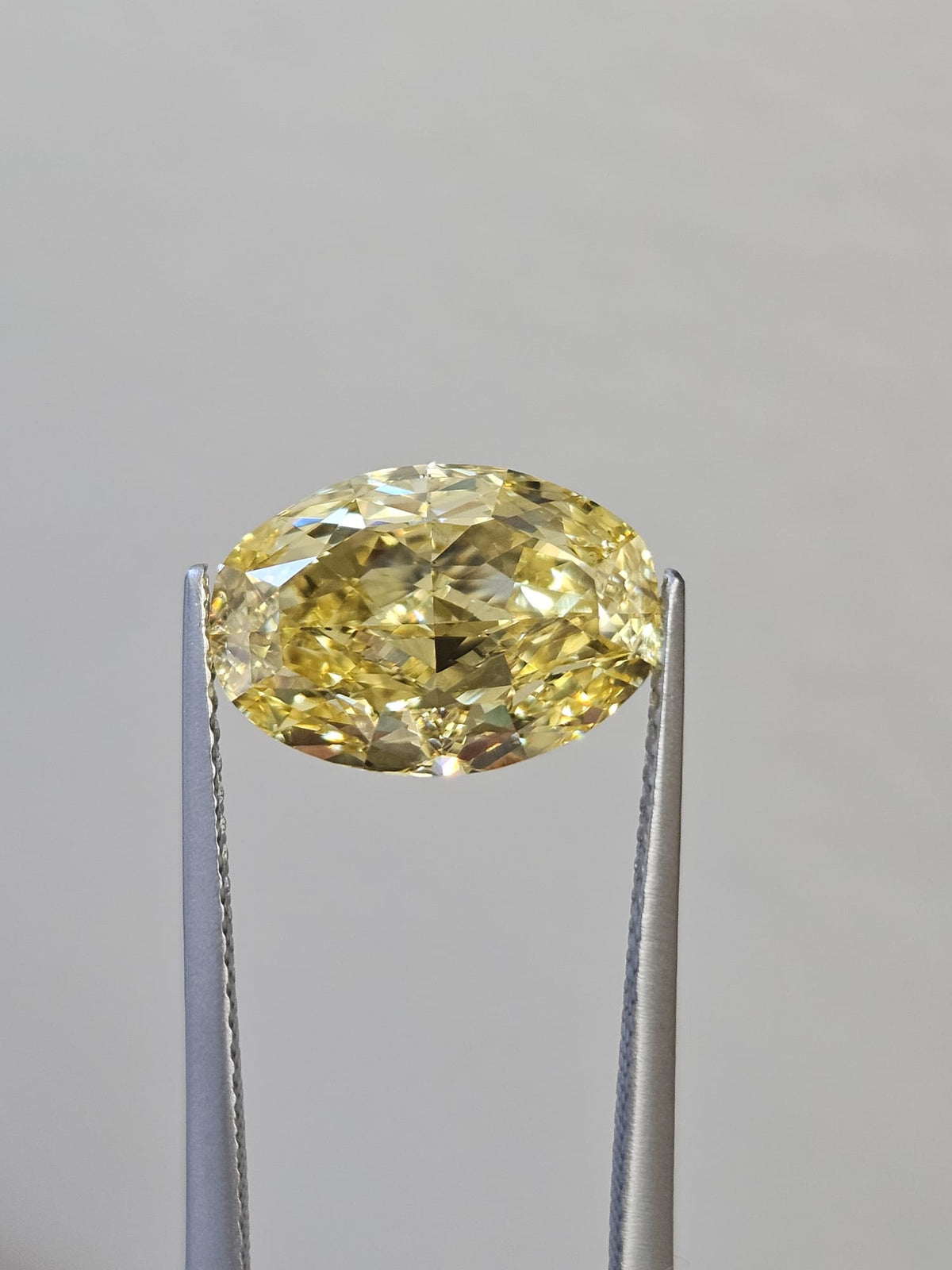 IGI 5CT OVAL FANCY INTENSE YELLOW VS1