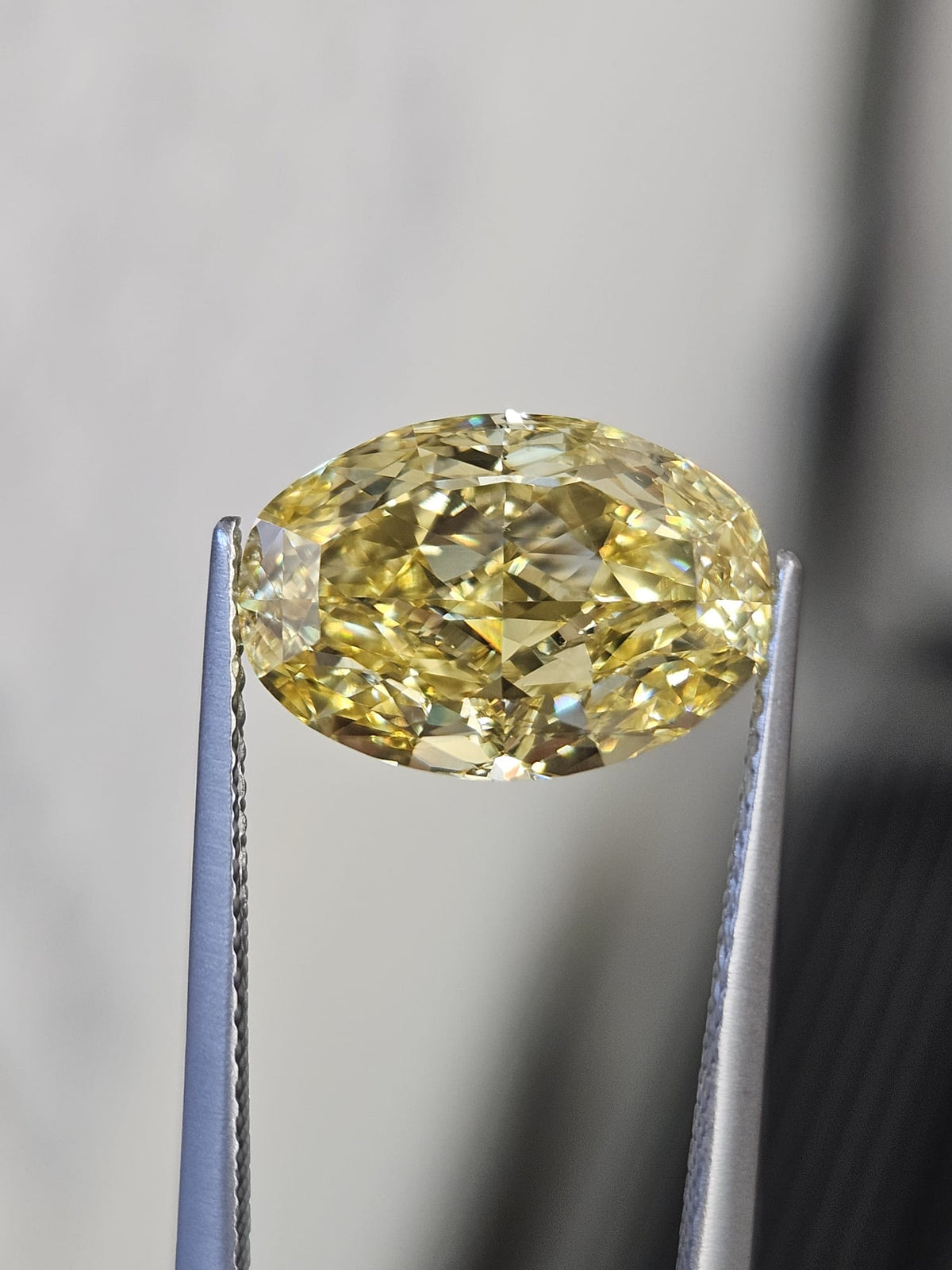 IGI 5CT OVAL FANCY INTENSE YELLOW VS1