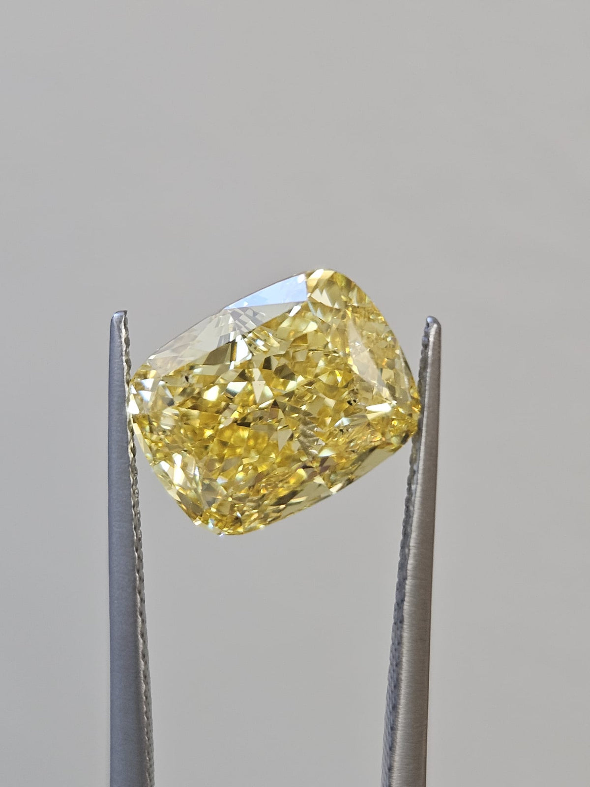 IGI 5.09CT CUSHION FANCY VIVID YELLOW VS2