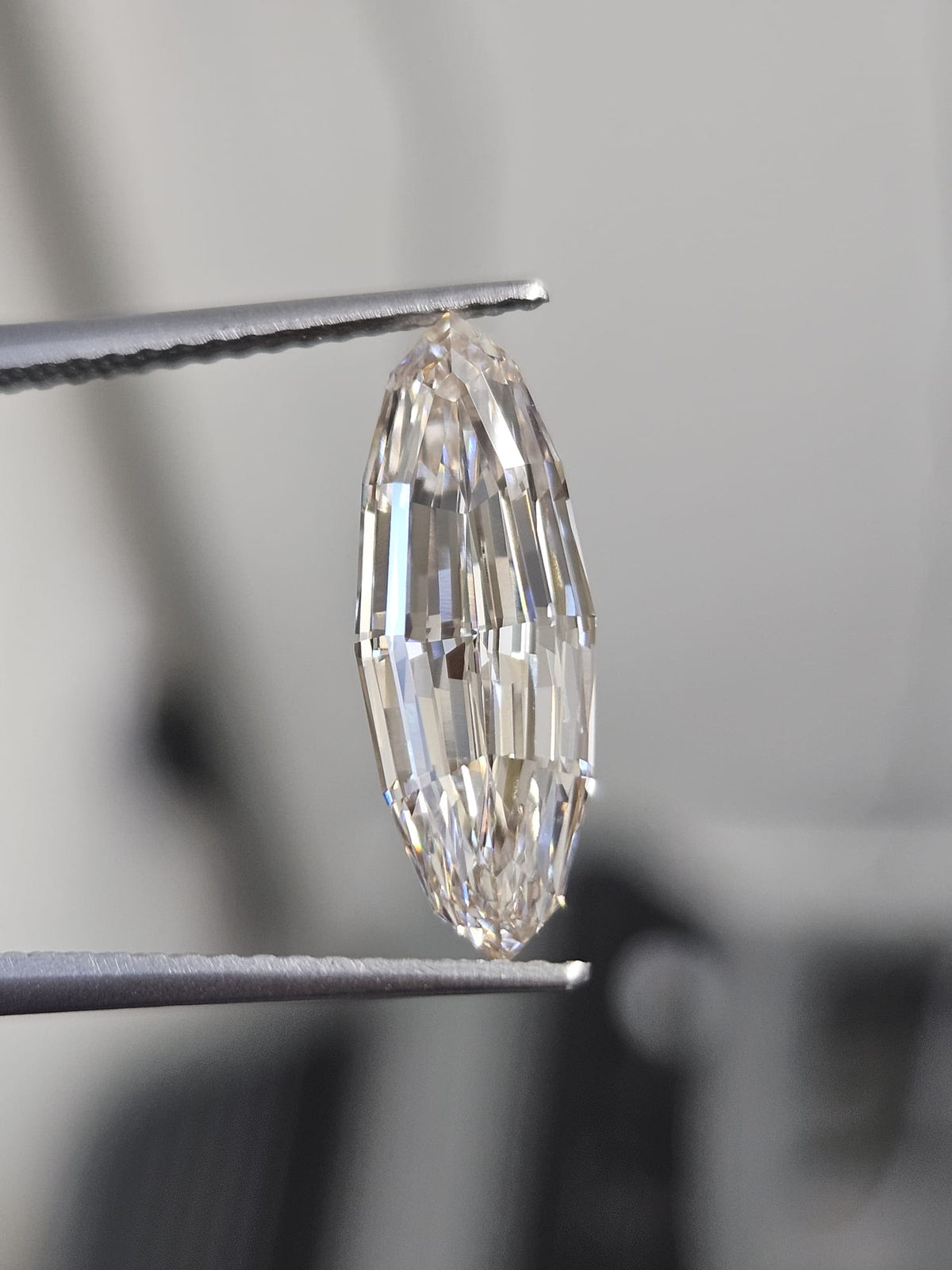 IGI 3.12CT MARQUISE STEP CUT VERY LIGHT BROWN L VVS2