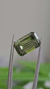 IGI 4.03CT EMERALD FANCY VIVID GREEN VS2