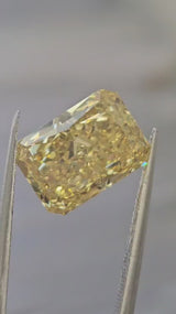 IGI 4.73CT RADIANT FANCY VIVID YELLOW VVS2